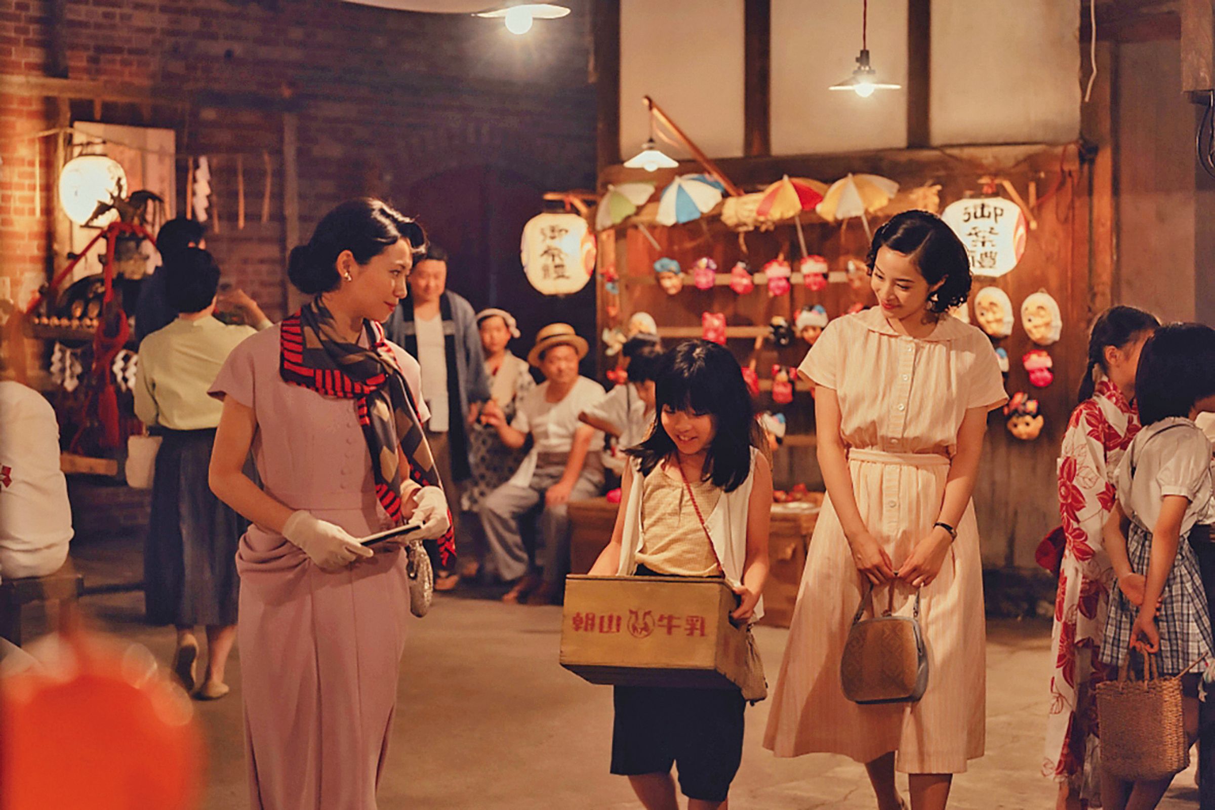 1952年的長崎，懷有身孕的悅子與住在河畔小屋的佐知子母女結為友伴，滿足於平靜的生活。（東昊提供）