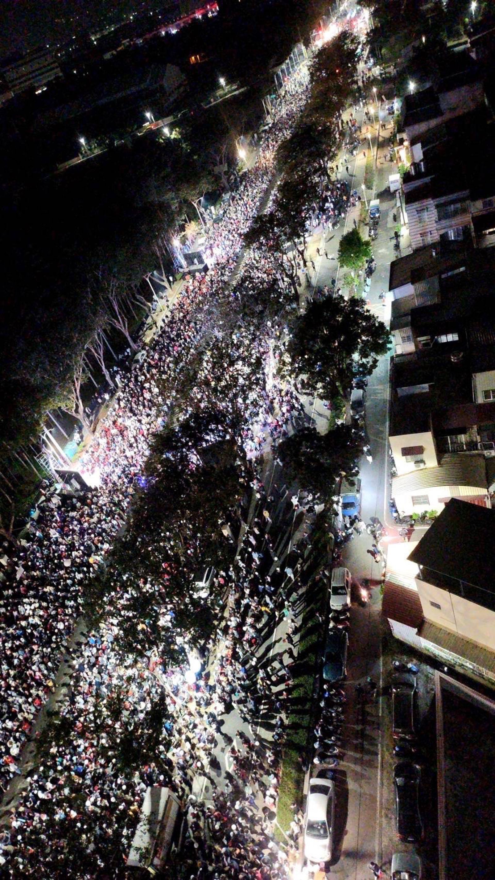 柯文哲12月23日高雄岡山造勢擠進4萬人，空拍畫面顯示，支持者塞滿整條河華路，展現陸軍實力。（圖／柯文哲團隊提供）