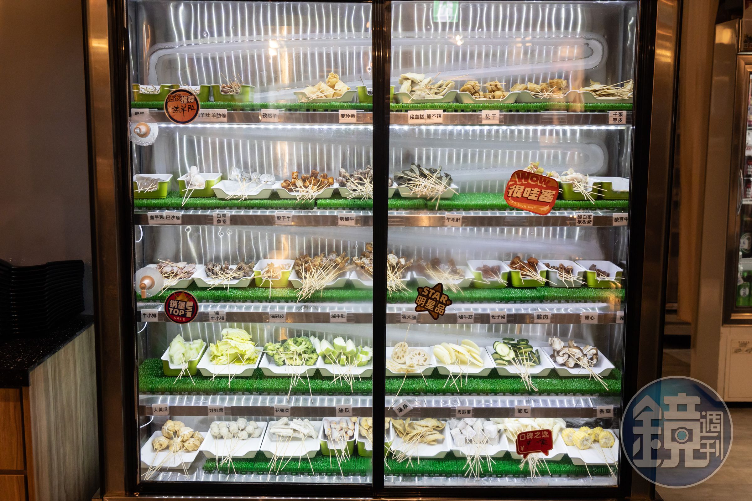 冰櫃裡擺滿了50幾款串串，蔬菜、肉品、火鍋配料通通有。