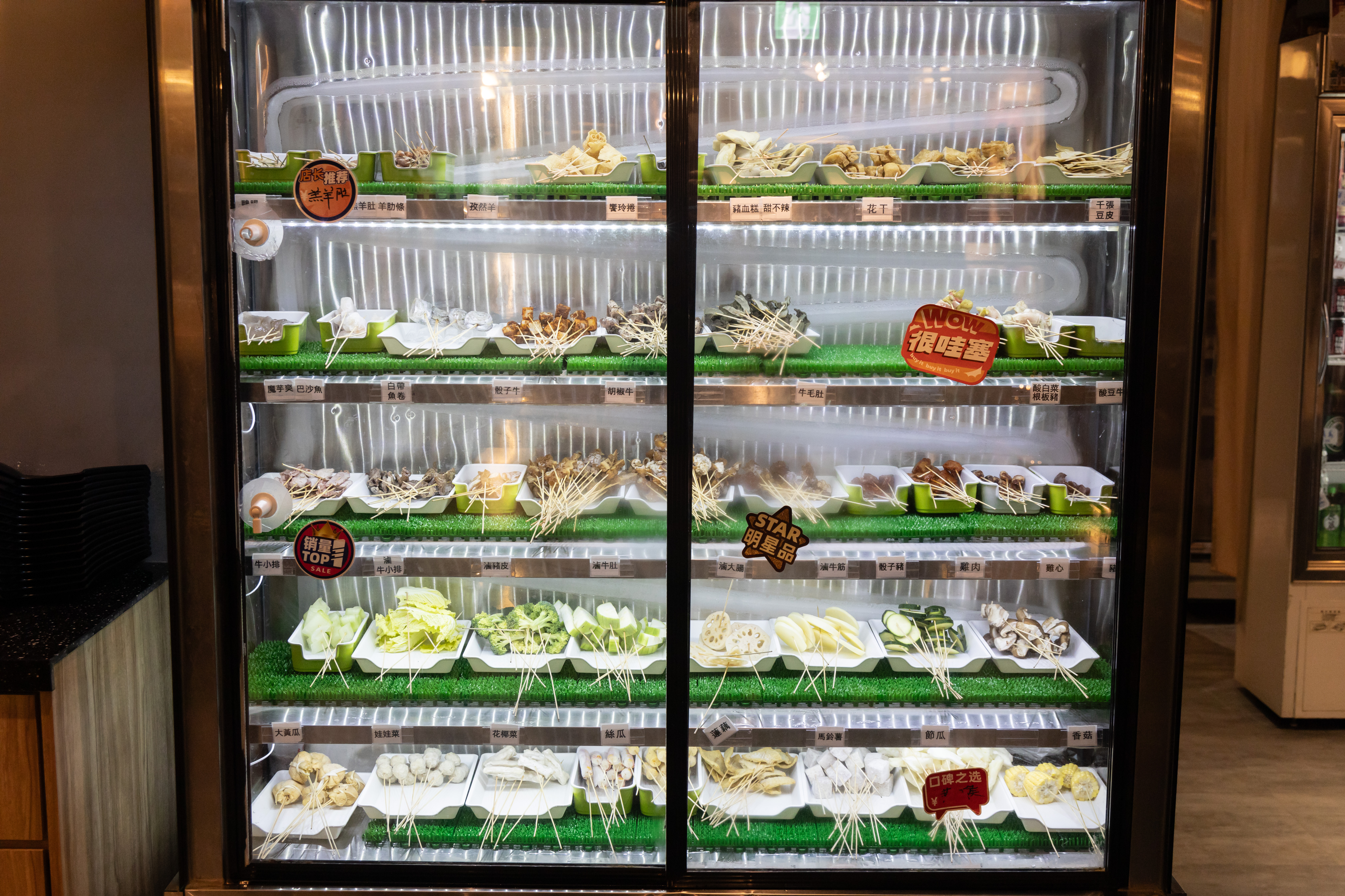冰櫃裡擺滿了50幾款串串，蔬菜、肉品、火鍋配料通通有。