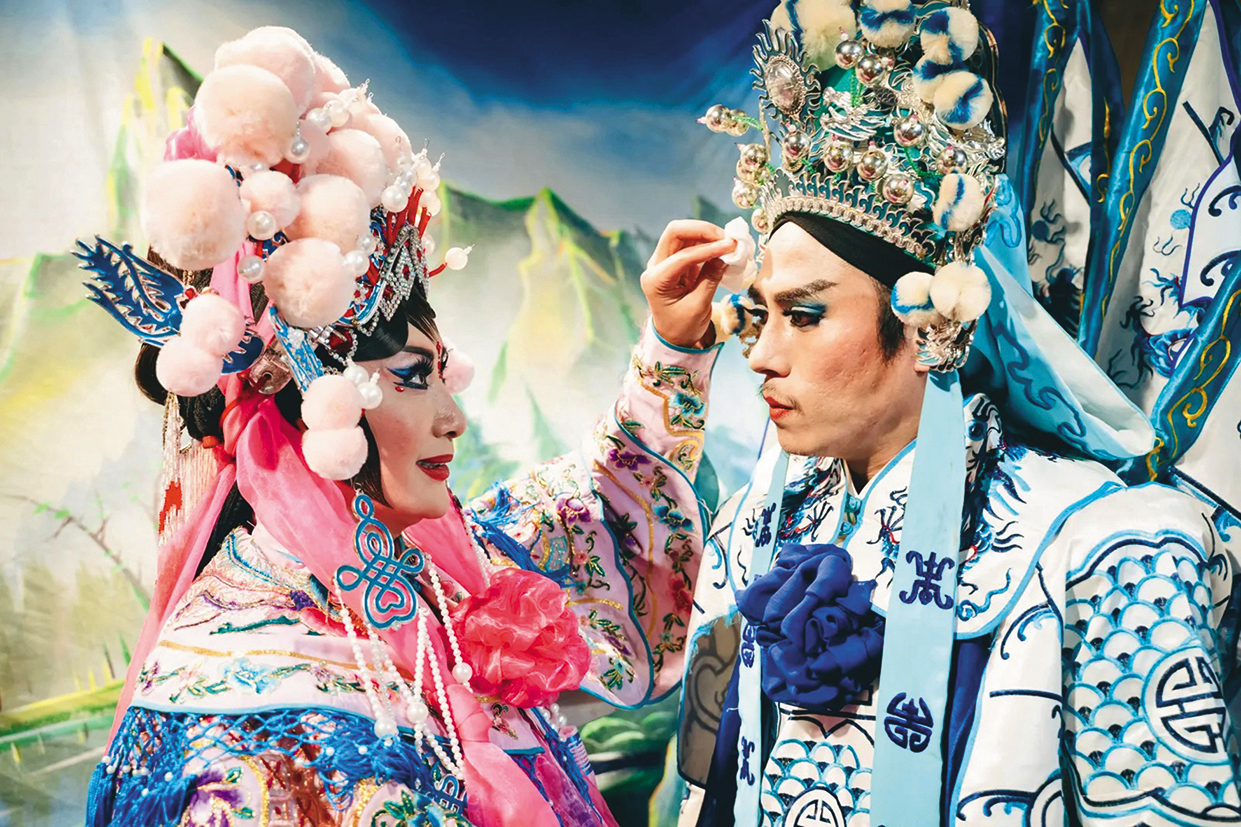 在《勇氣家族》中，莊凱勛（右）與陳亞蘭（左）飾演夫妻，陳亞蘭扮花旦是觀眾較陌生的扮相。（華視、公視台語台提供）
