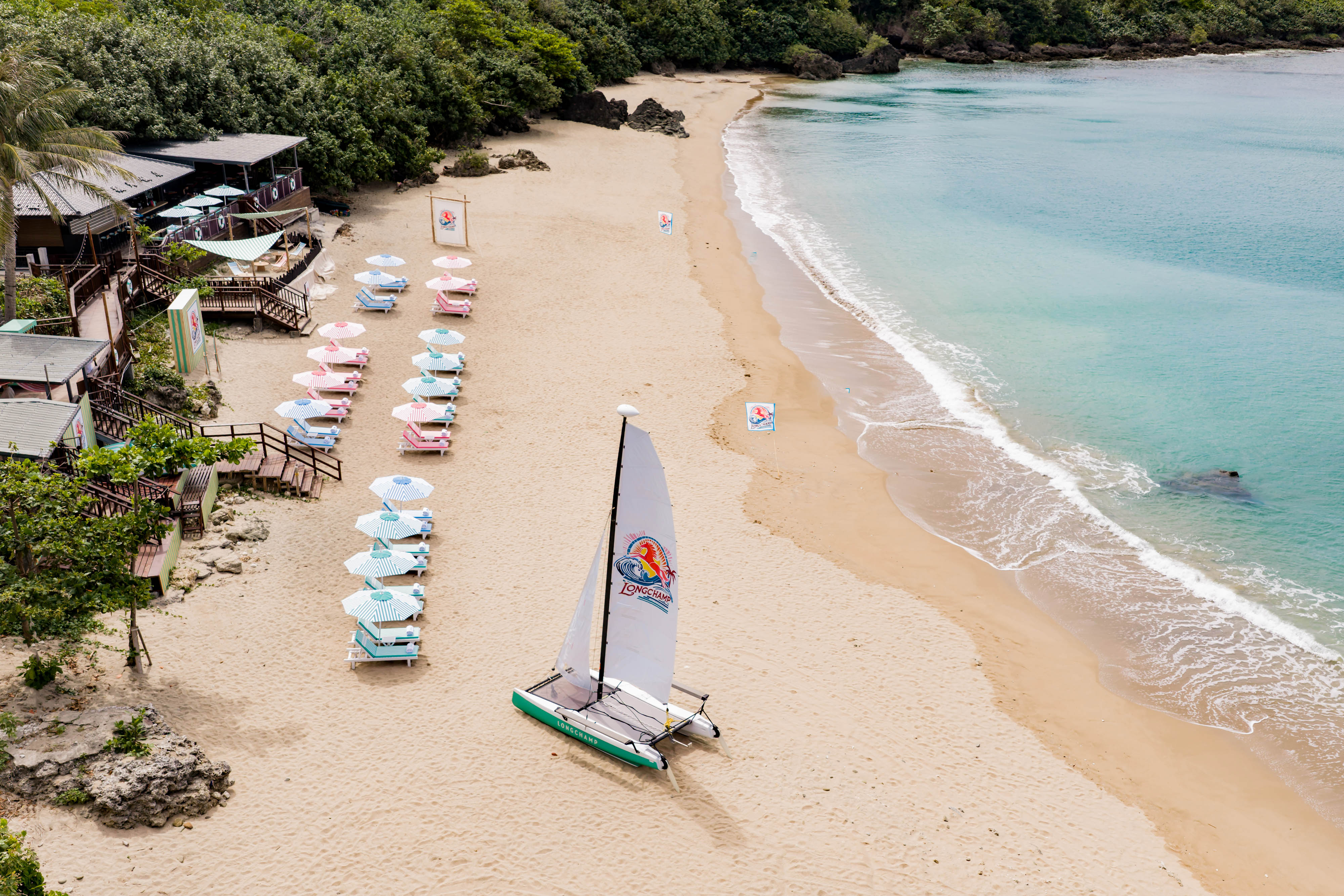 「LA PLAGE LONGCHAMP瓏驤海灘俱樂部」全球海灘風格巡遊最終站於墾丁舉辦為期六周的限時登場。（瓏驤提供）