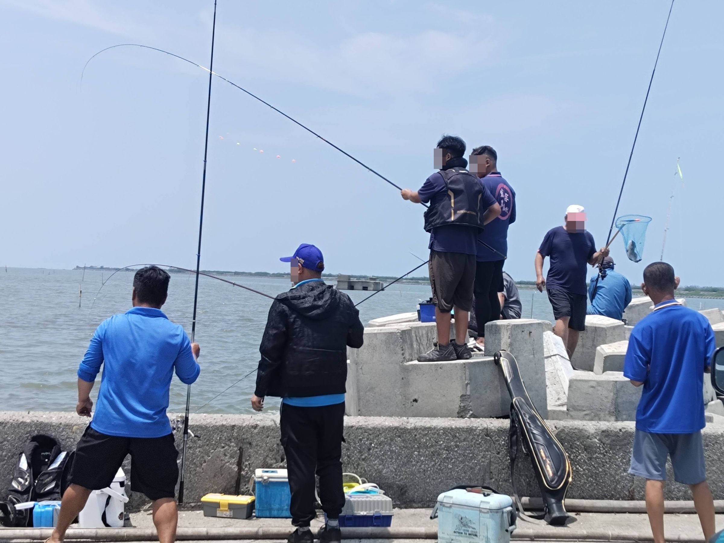 嘉義縣東石鄉新吉庄漁港爆發「鱸魚之亂」,本週有大批釣客專程前來垂釣被野放的鱸魚。(翻攝自東石之美臉書社團)