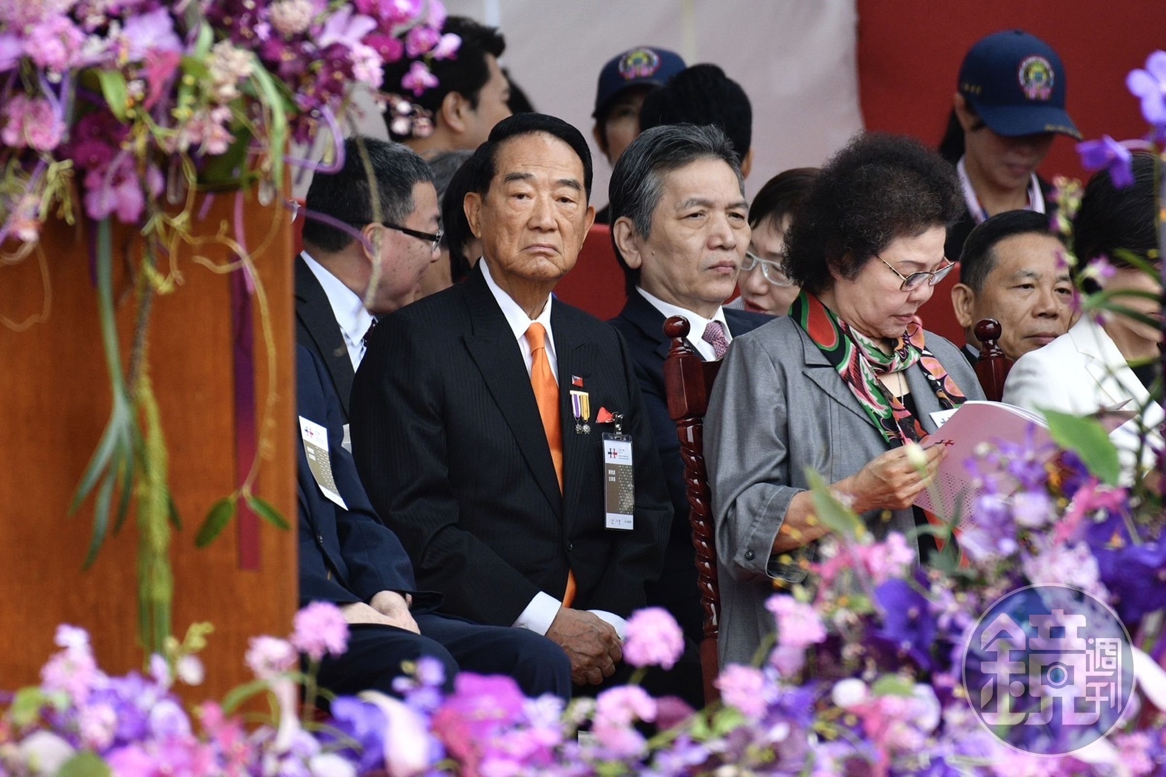 親民黨主席宋楚瑜,右方是監察院長陳菊。