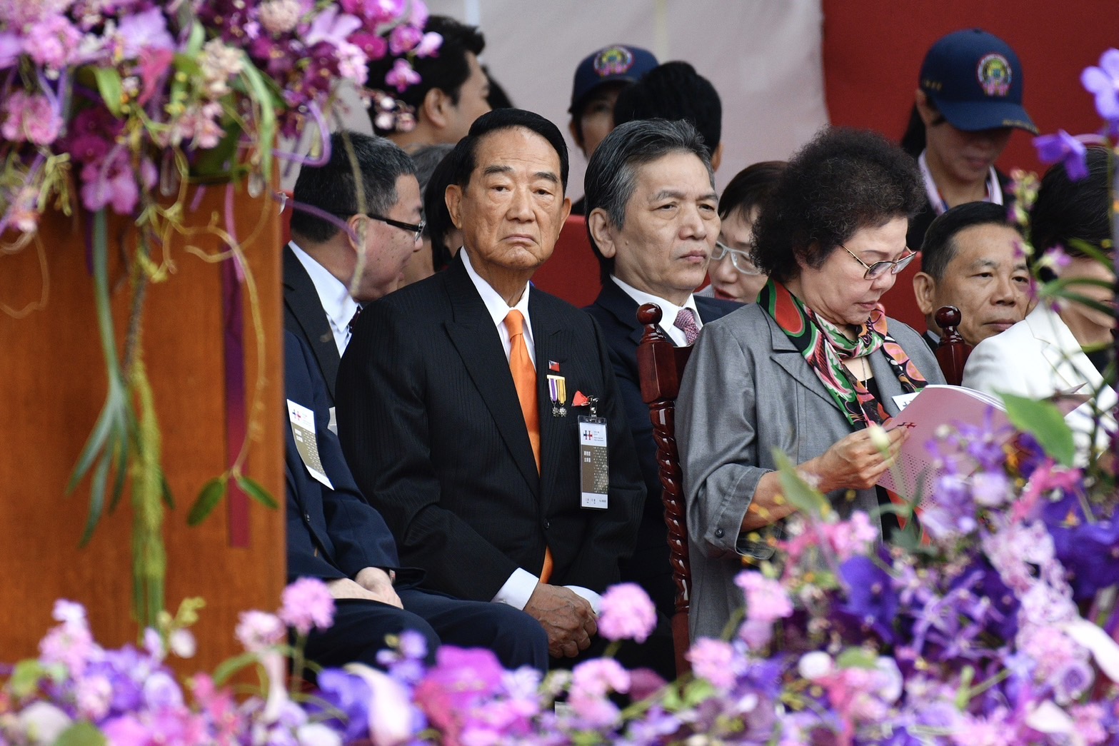 親民黨主席宋楚瑜，右方是監察院長陳菊。