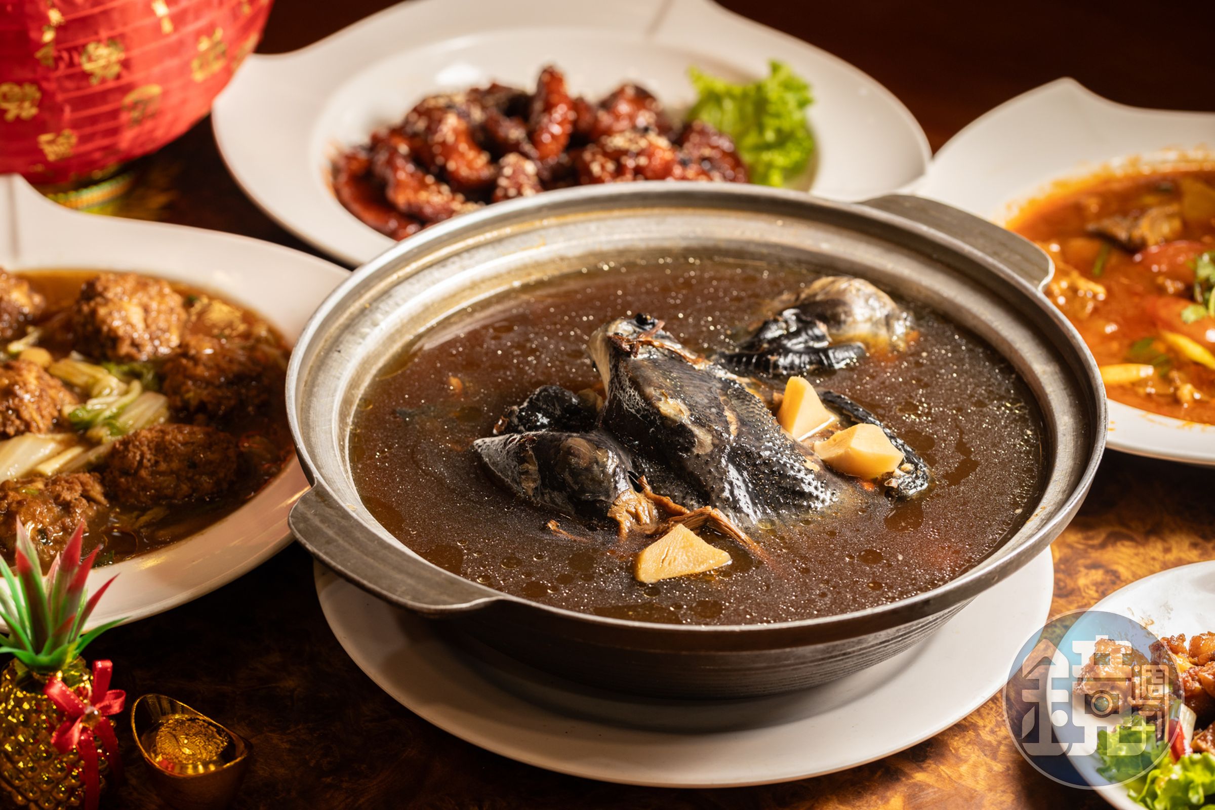 位在基隆的「湖南小館」以湘菜起家，現任老闆接手後又衍伸出台菜，圖為年菜套餐中的「茶樹菇燉全雞」。（6,800元年菜套餐菜色）