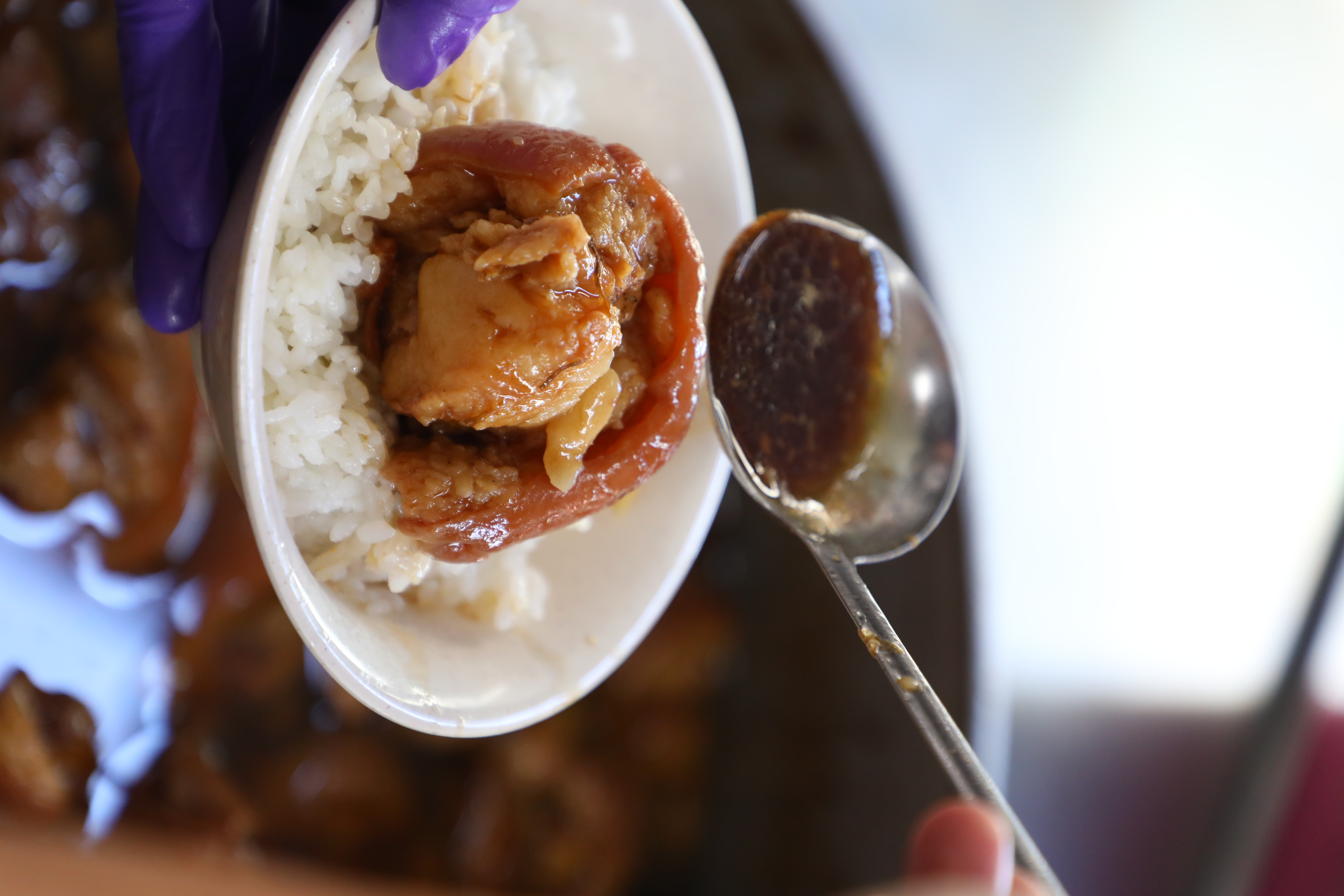 招牌「爌肉飯」的爌肉肥瘦適中,搭配濃郁肉汁,非常下飯。(何宗昇攝)