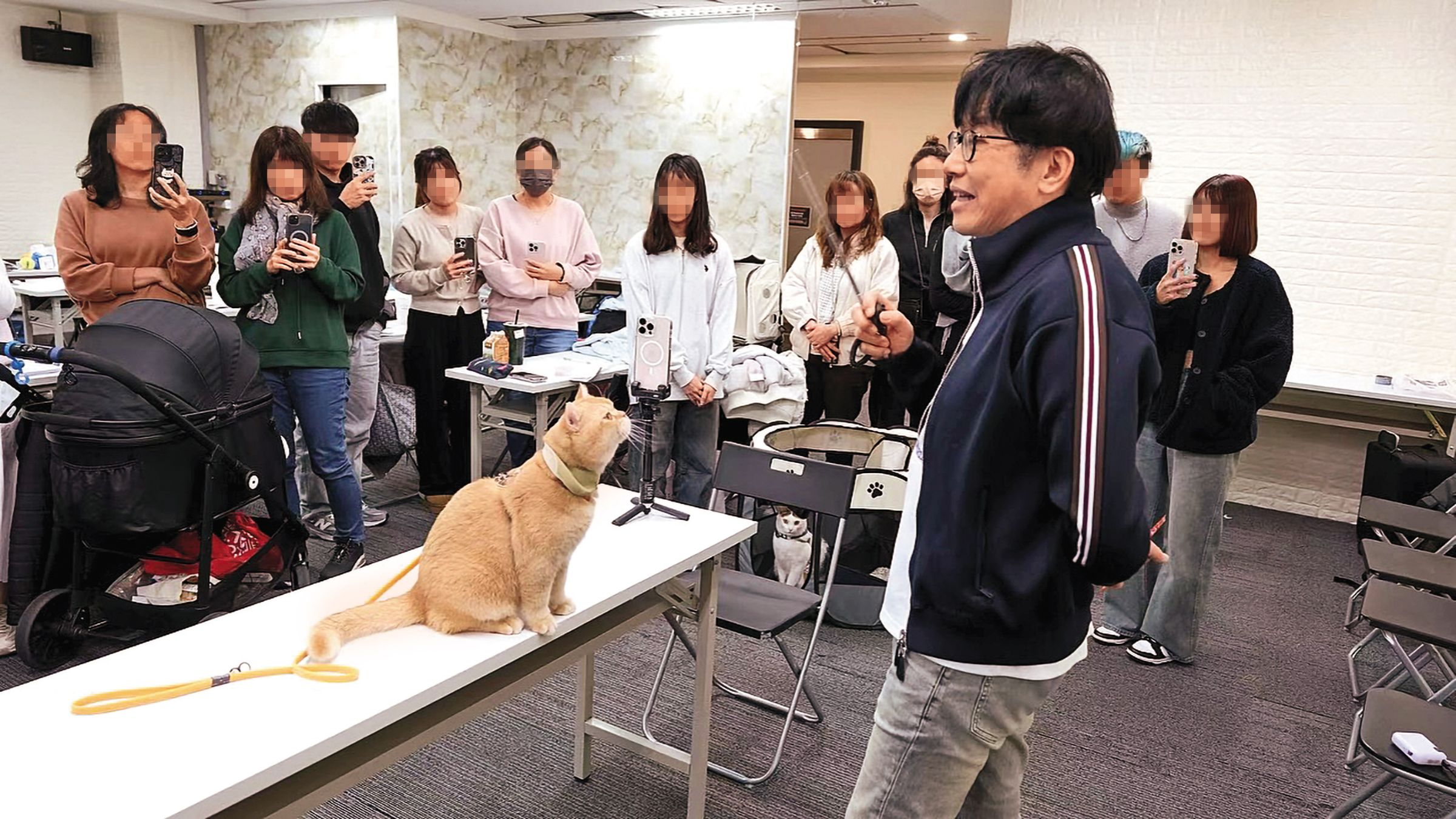 戴更基長年宣導正向教育，但他對待寵物的方式卻讓學員不認同。（翻攝自戴更基臉書）
