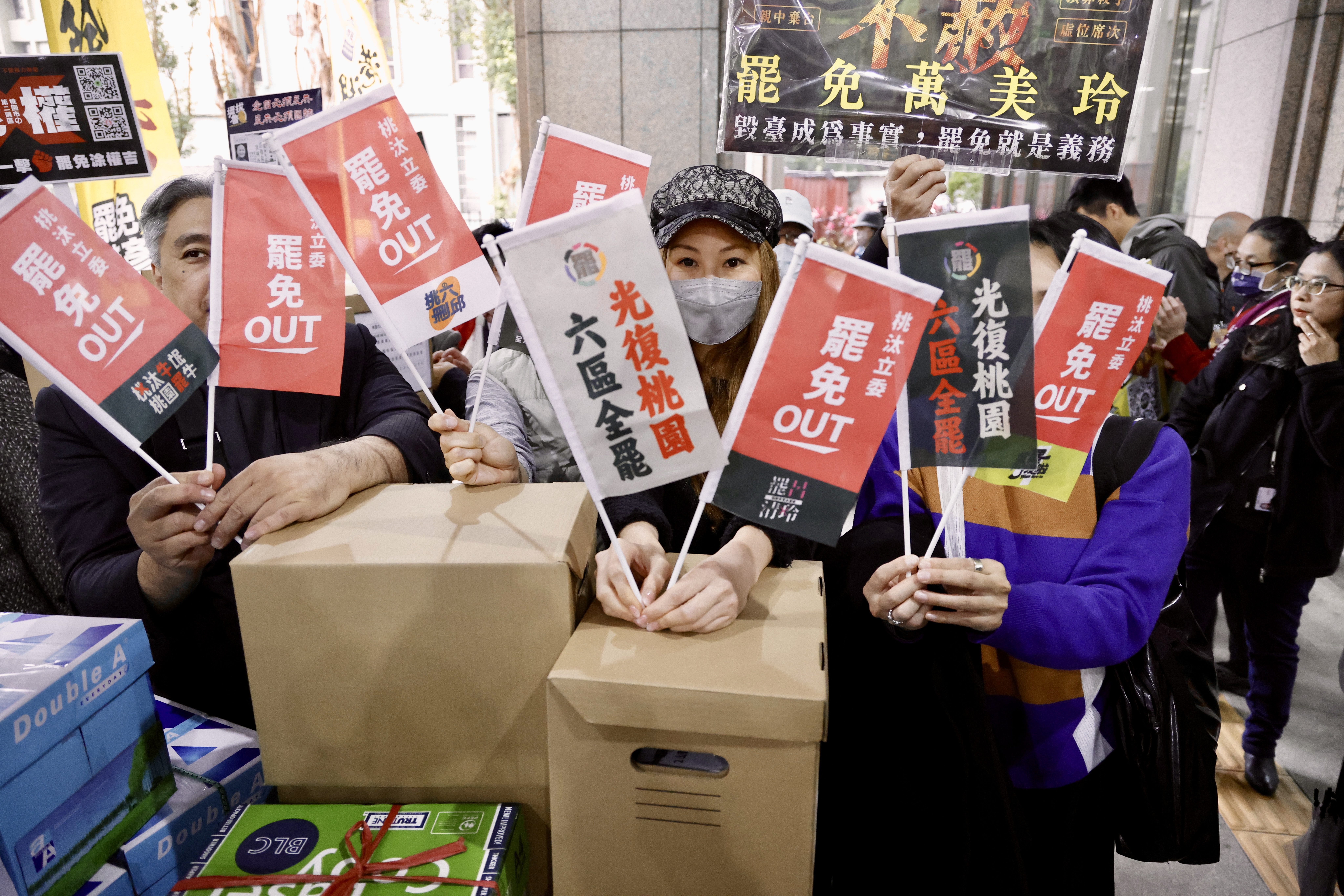 各地罷免團體在開工一早就前往中選會送件。