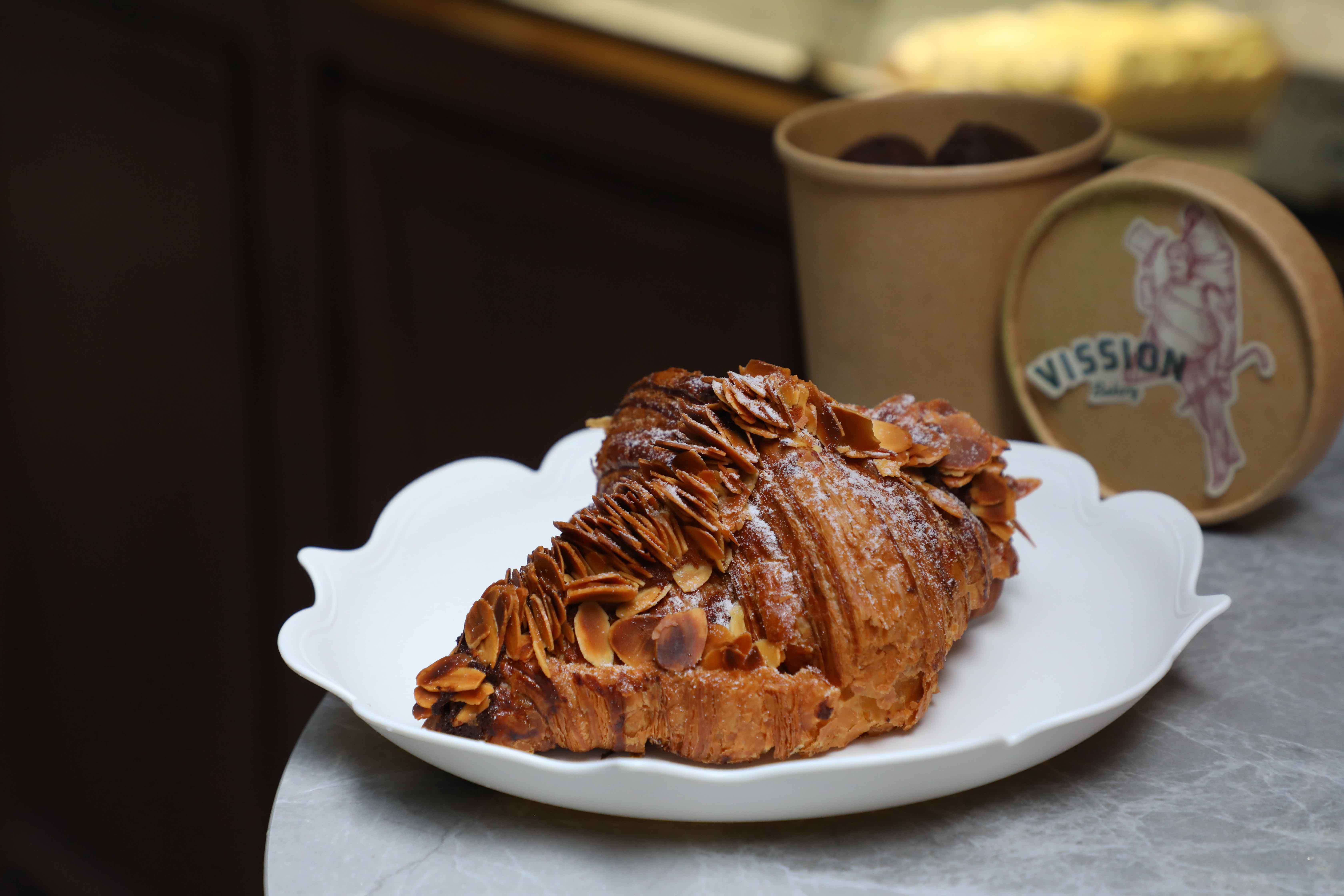 店裡的杏仁可頌「Almond Croissant」也很受歡迎,外酥內軟帶著蓬鬆空氣感,表面鋪滿杏仁片。(港幣45元/個,約NT$182)