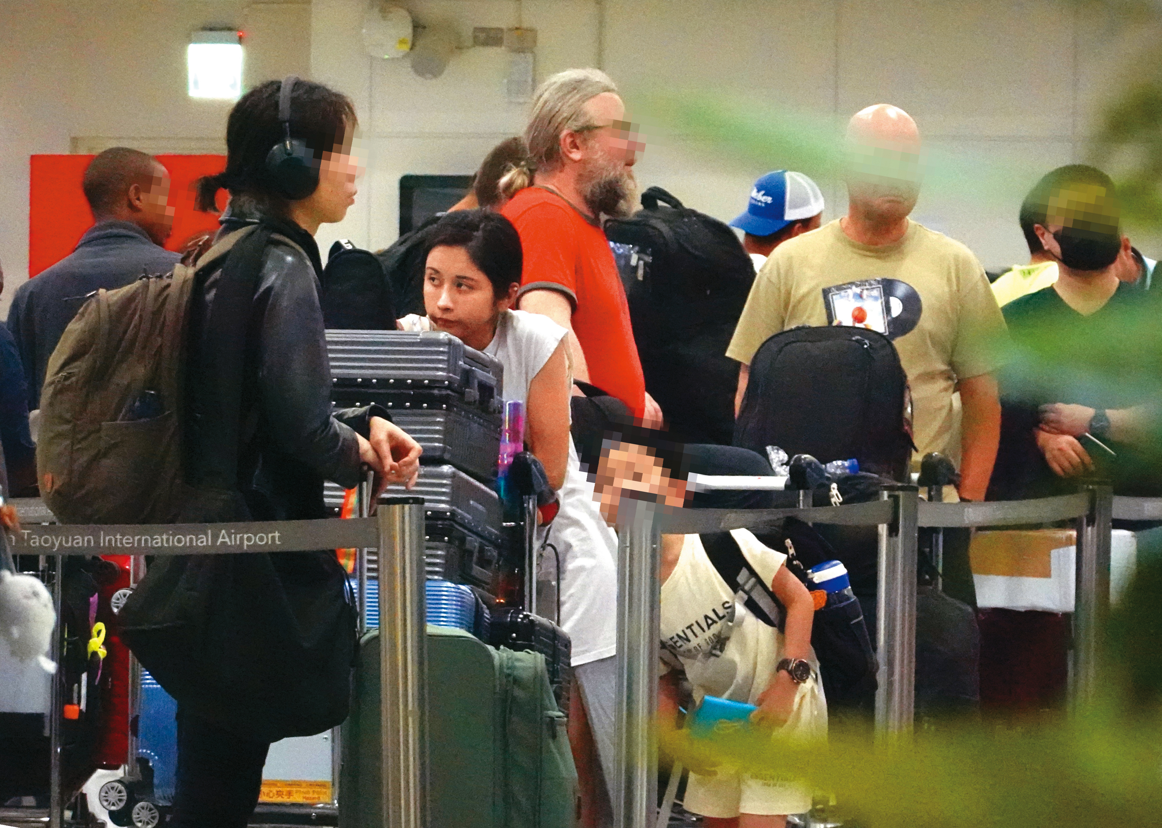 5/31 20：06，劉玳妍在機場推著4大卡行李準備報到。