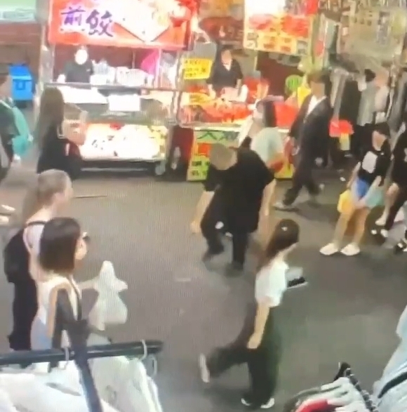 警方公布分局長試噴辣椒水畫面。（警方提供）