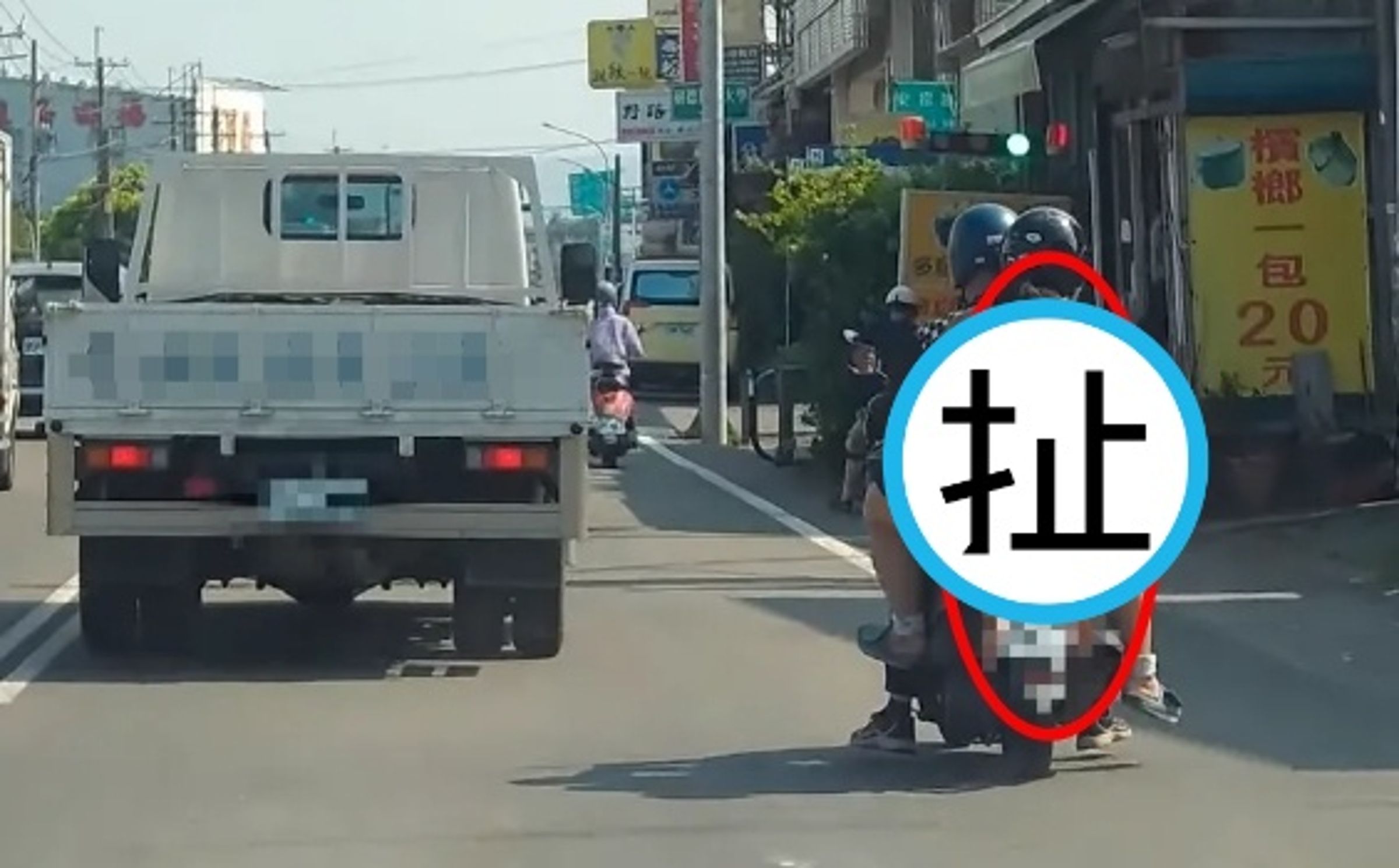 高雄離譜三貼曝光！夫妻竟用背巾「吊掛幼童」騎機車。（翻攝自YT/WoWtchout - 地圖型行車影像分享平台）