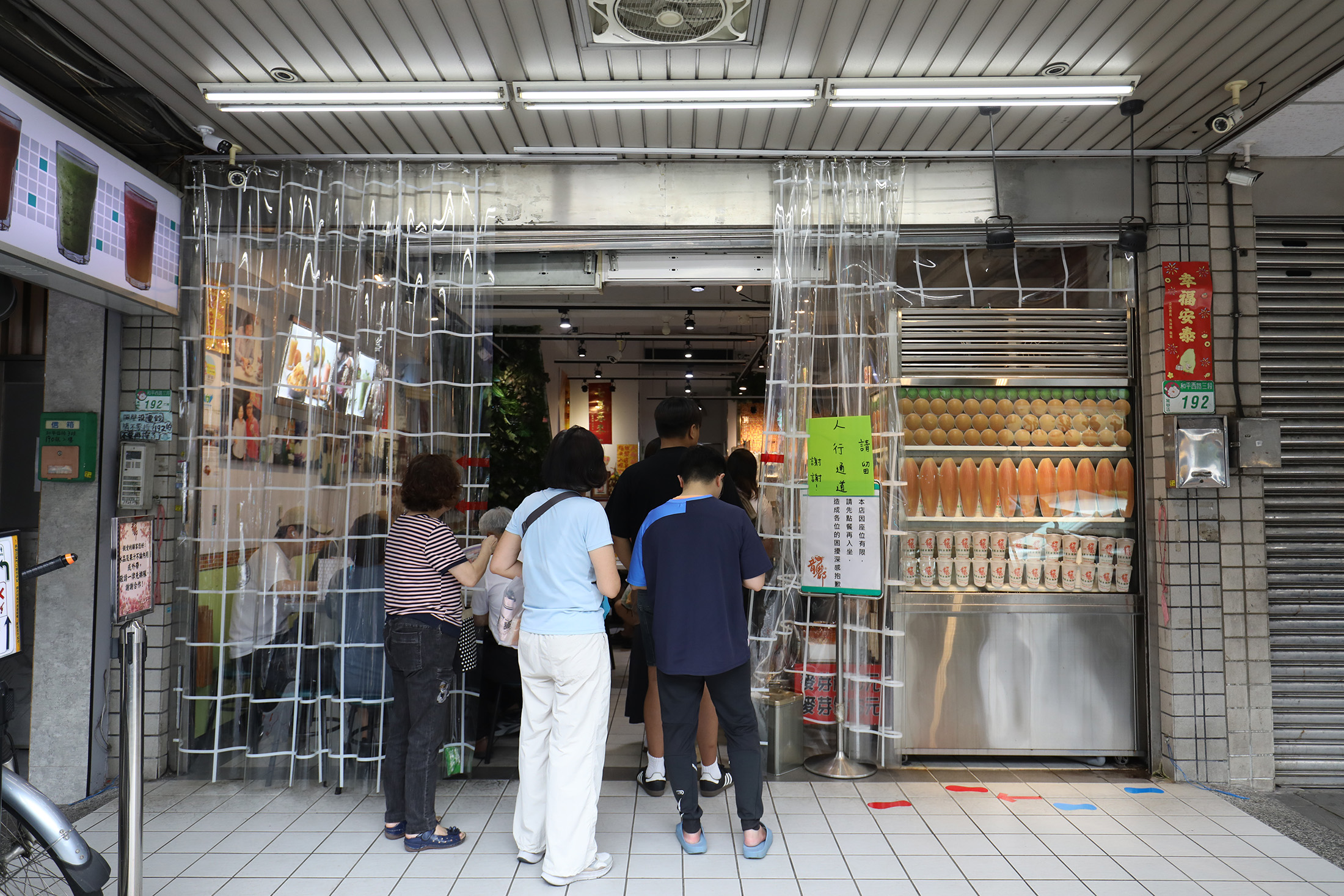 位於萬華和平西路的「龍都冰菓專業家」，是經營超過百年的老字號冰店。