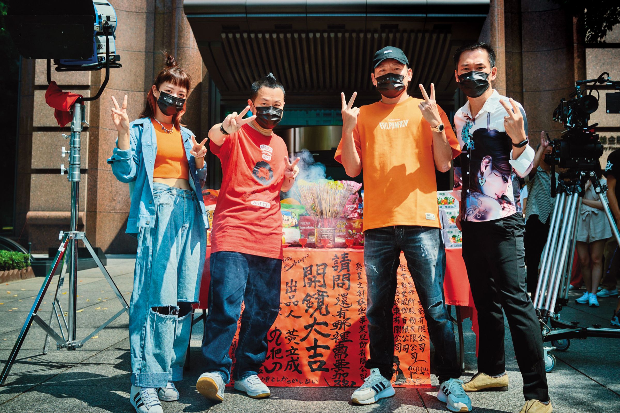 《請問,還有哪裡需要加強》去年8月開鏡,拍完後九把刀(左二)已動念重啟《功夫》,春風(右二)據悉也會現身該片。左一為宋芸樺。