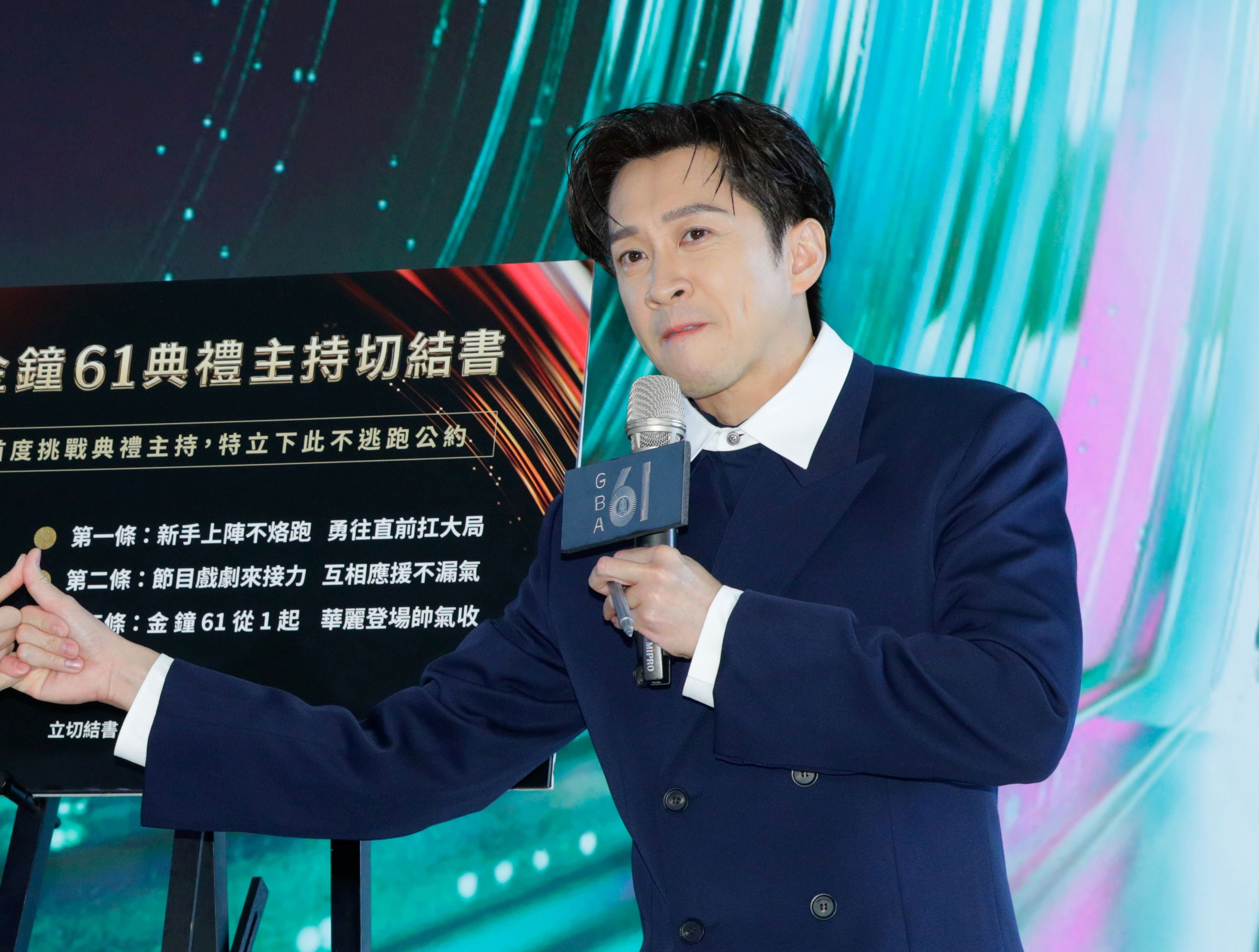 陳漢典穿起西裝難得正經，像極了霸總…旁邊的特助。