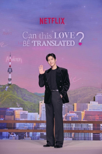 金宣虎在《愛情怎麼翻譯?》是精通六國語言的口譯員。(Netflix提供)