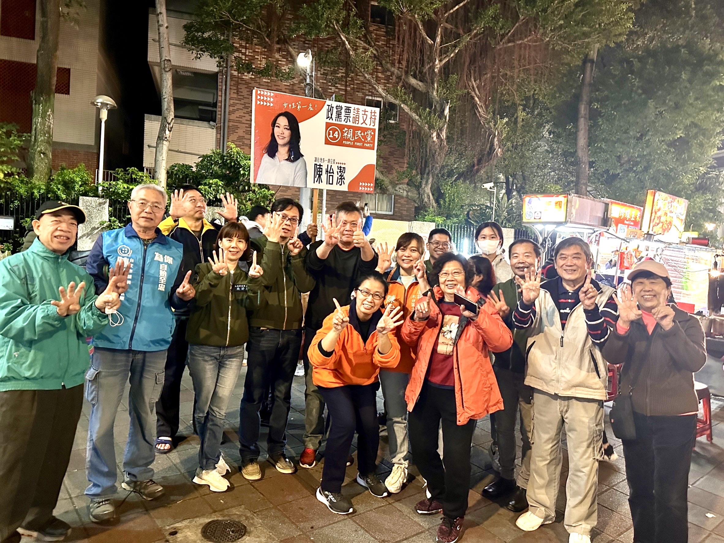 親民黨為爭取政黨票，不分區立委候選人李桐豪、陳怡潔、孫信君、藍志玟等人，昨日赴市士林夜市及寧夏夜市拜票。（翻攝宋楚瑜粉絲專頁）