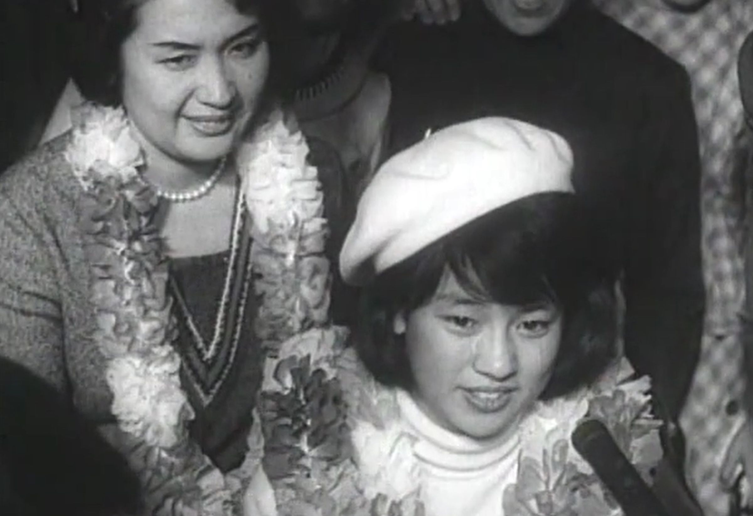 首映前還送上大批媒體在機場迎接當年僅15歲的「旅日電視紅星」翁倩玉返台新聞影片,成為今日最大彩蛋。(國家影視聽中心提供)