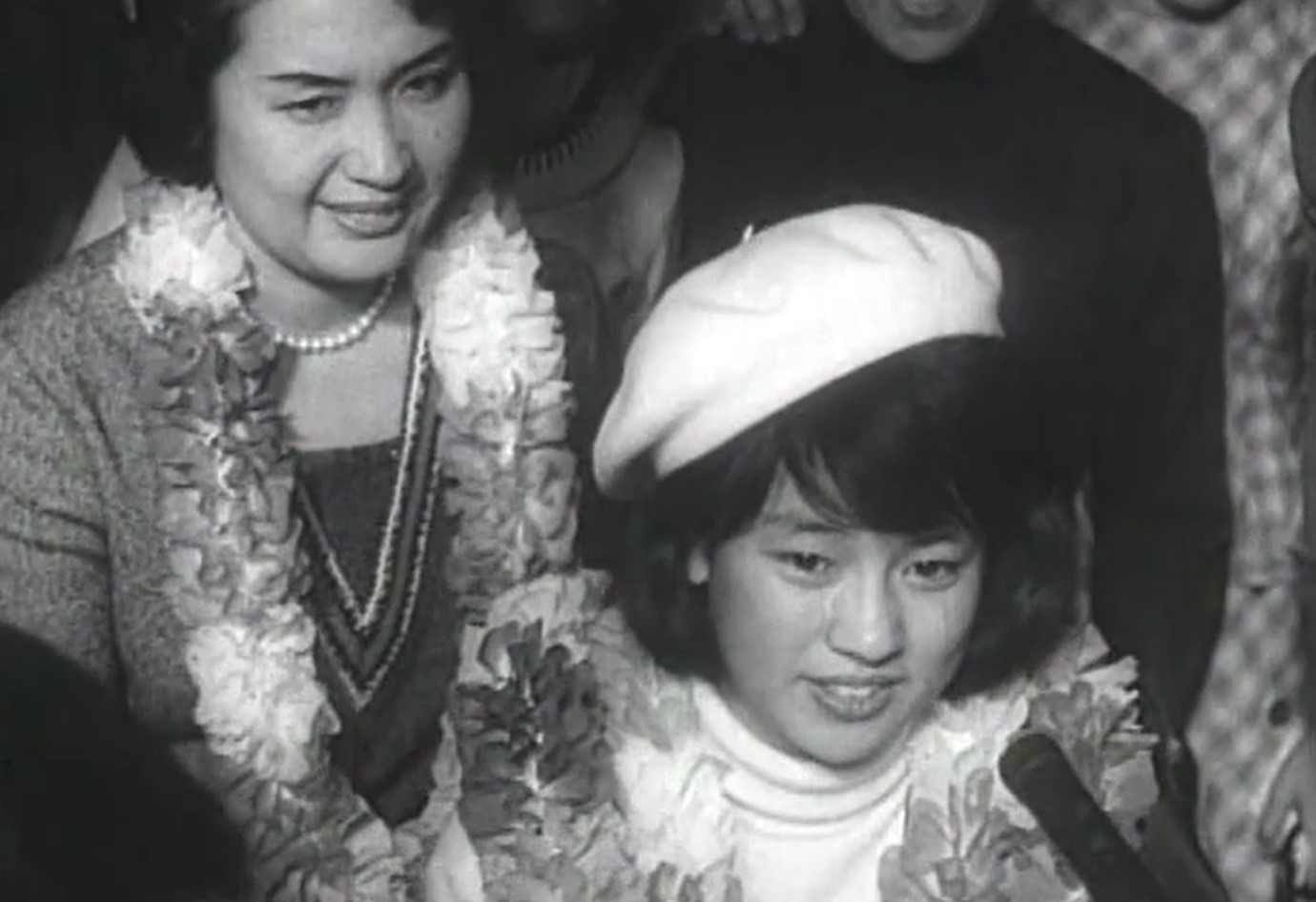 首映前還送上大批媒體在機場迎接當年僅15歲的「旅日電視紅星」翁倩玉返台新聞影片，成為今日最大彩蛋。（國家影視聽中心提供）