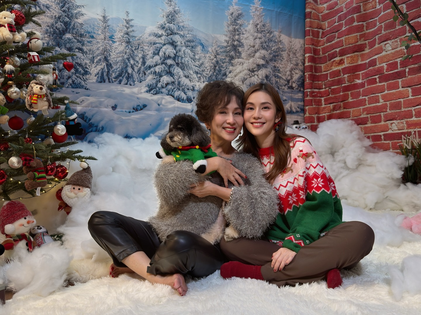 王宇婕因盲腸炎引發腹膜炎，緊急手術後回家和媽媽過耶誕節。（臉書）