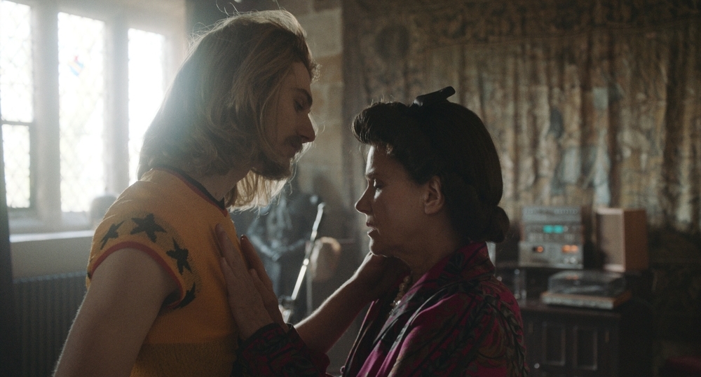 坎城影后芭芭拉蘇可娃（右）飾演達利的妻子加拉擁有一群鮮肉後宮。（台北双喜電影提供）