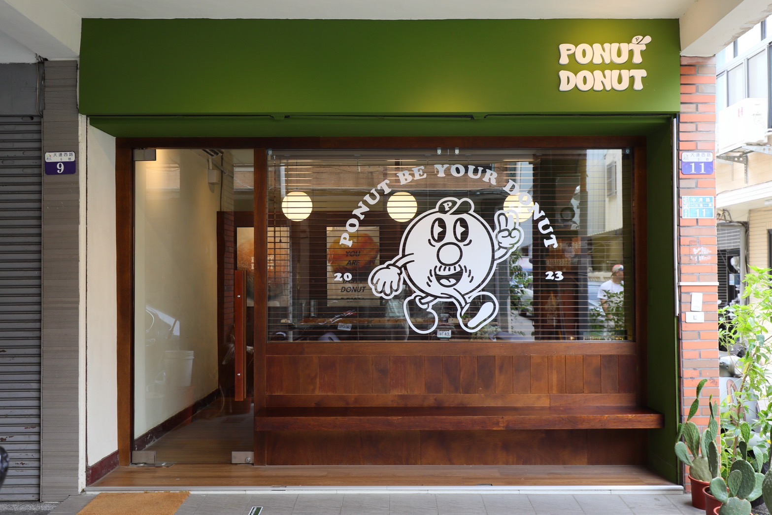 「PONUT DONUTS」的外觀是可愛的美式插圖風格，我也懷疑品牌IP是不是老闆的分身。