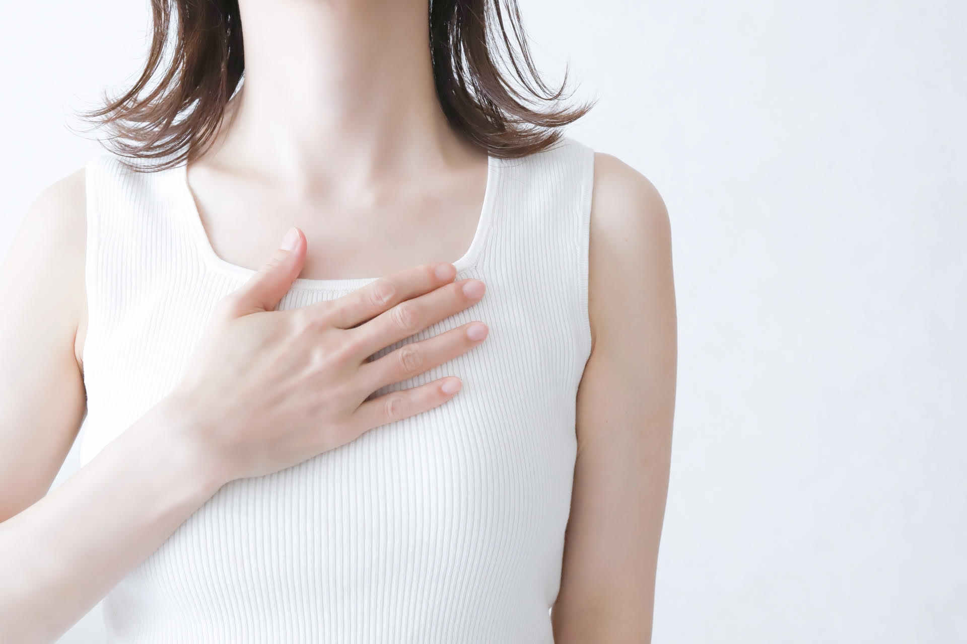 網友透露胸部小的女生彎腰容易走光，需要用手遮胸口，避免洩春光。（示意圖，photoAC）