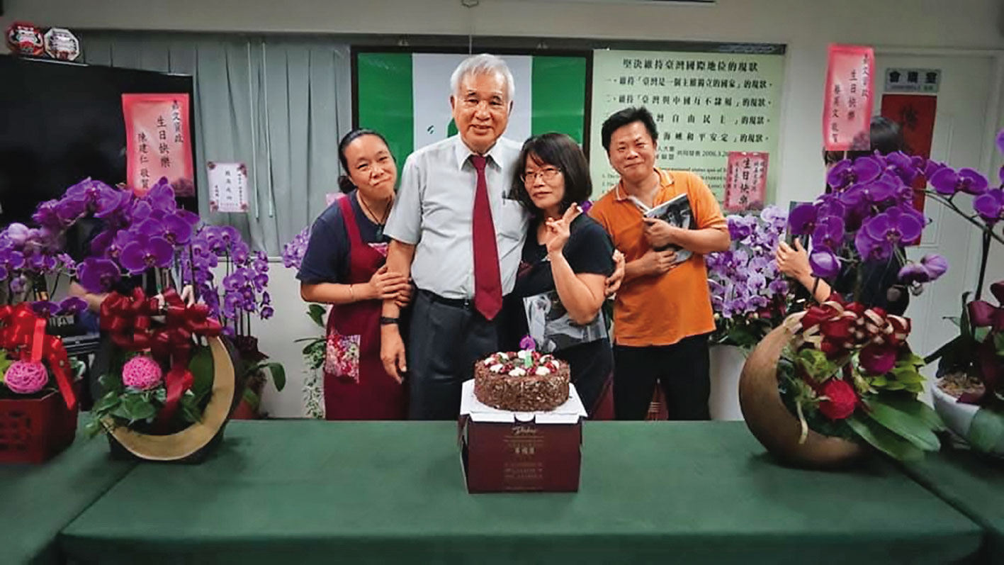 總統府資政姚嘉文（左2）的辦公室就在珍品小館後面，他經常來吃飯，彼此建立了情誼。（珍品小館提供）