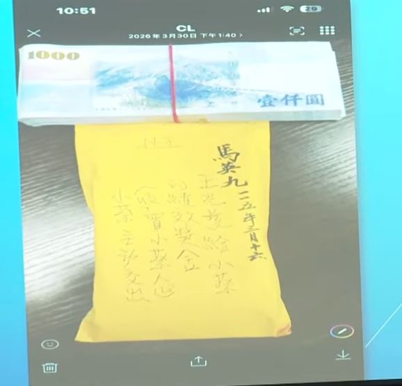 金溥聰出示內部調查事證。（翻攝鏡新聞）
