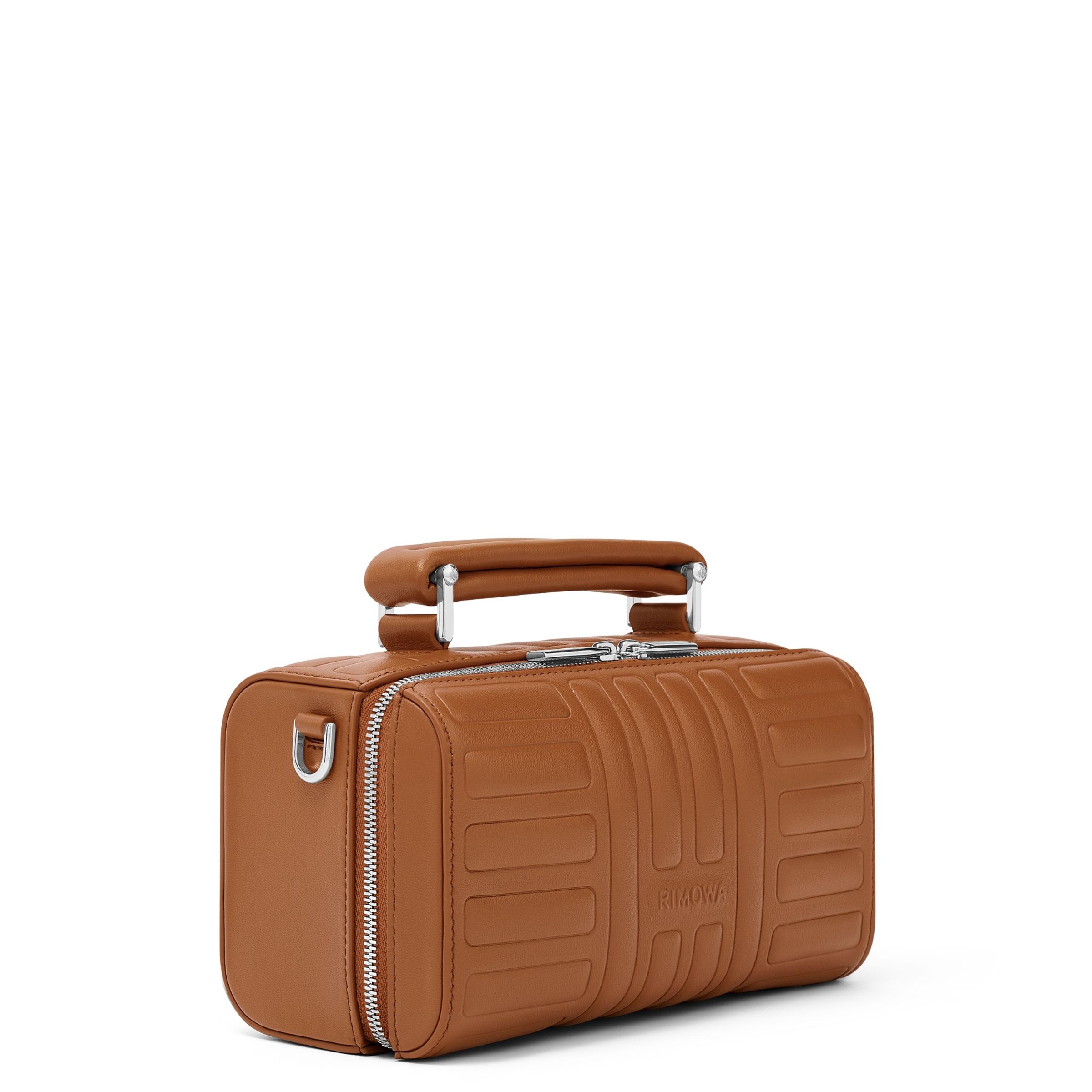 RIMOWA Groove系列干邑棕色小型斜揹包。NT$38,600(美之心提供)