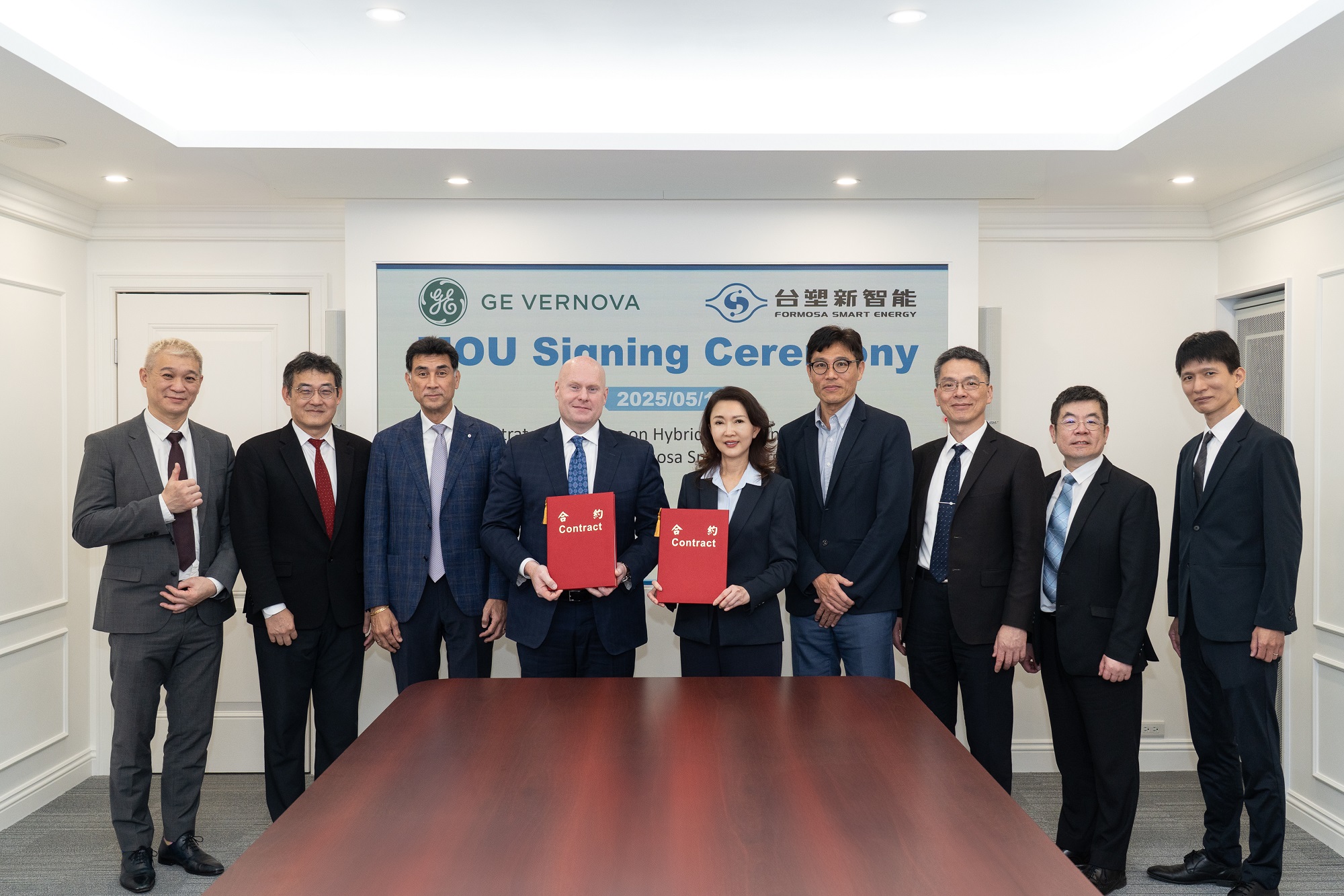 台塑新智能(左五董事長王瑞瑜)與GE Vernova(左四執行長Eric Gray)簽署合作備忘錄(MOU)，雙方將攜手為台灣打造更具韌性、效率的能源系統。(台塑新智能提供)