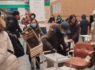 多名消費者為了爭搶推車上的剩餘商品與展示家具，竟不顧儀態大打出手。（翻攝自Ｘ）