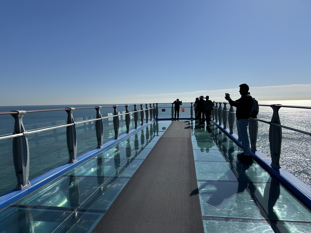 「五六島Skywalk」是免費的景點，在向外延伸的玻璃步道上感受刺激。