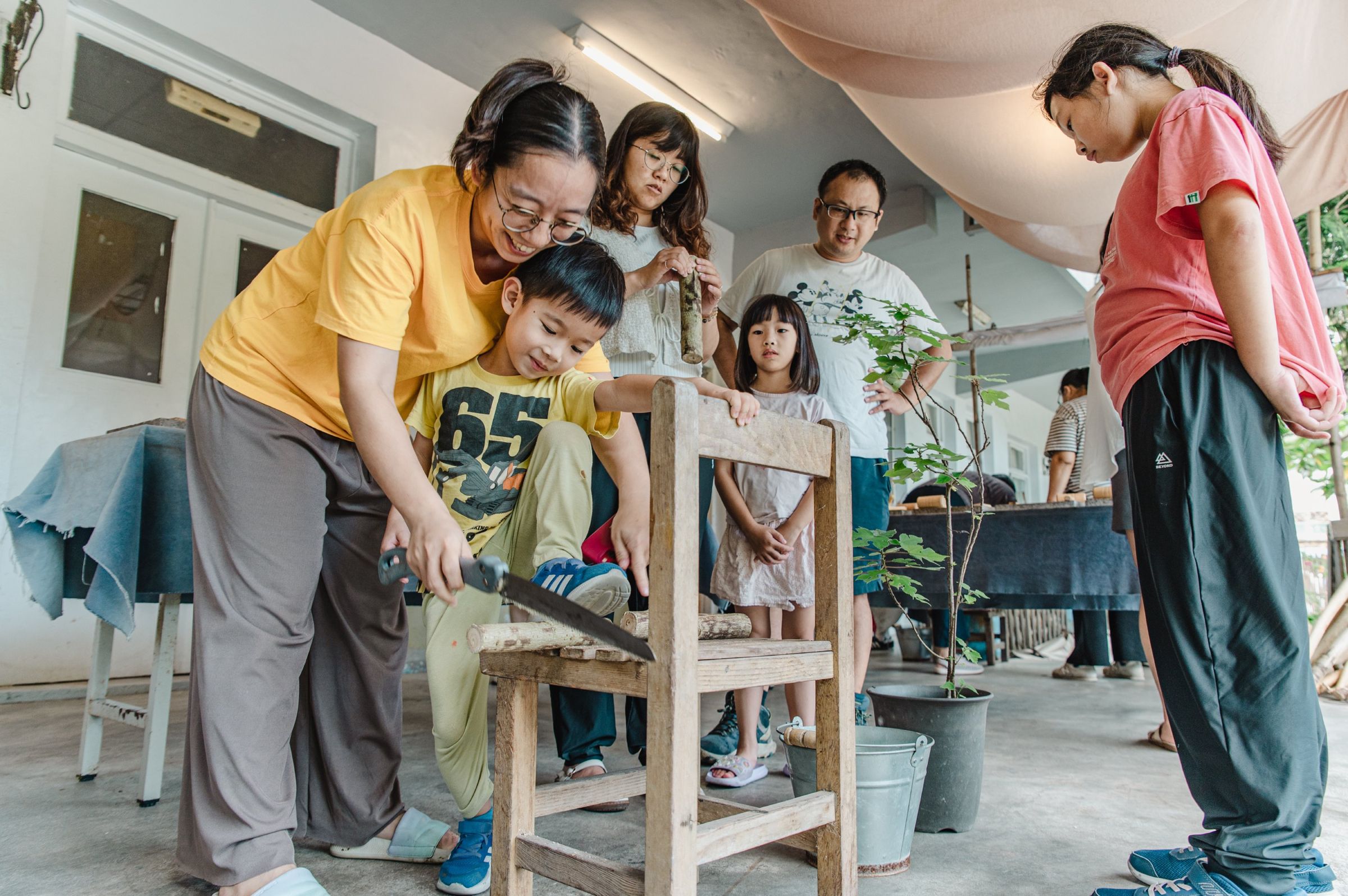 參與民眾不分大人小孩,皆能動手玩「藝」樹。(信義房屋提供)