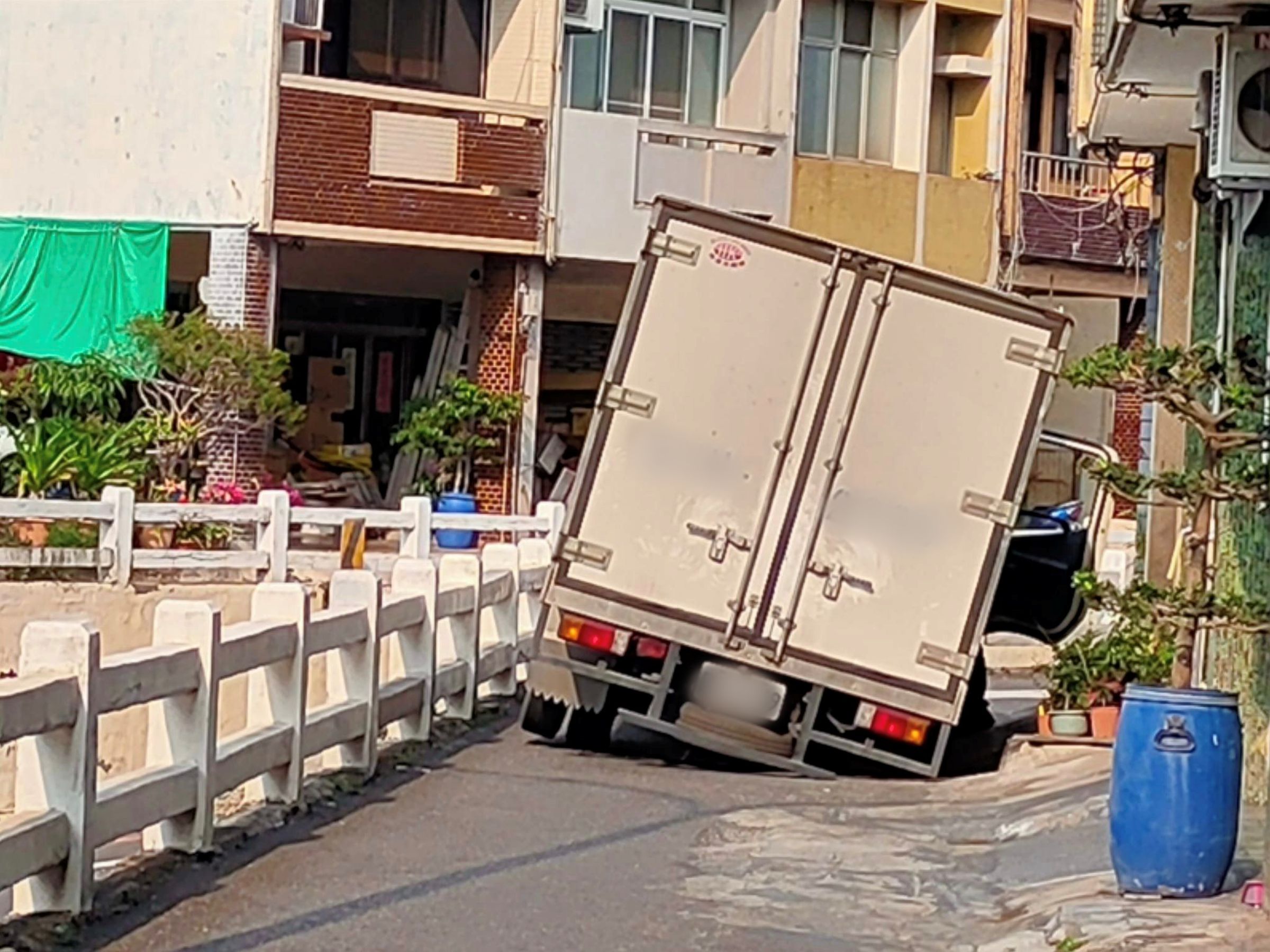 台南市東區府連地下道15日發生道路塌陷,一輛貨車後車輪陷入。(翻攝自臉書「台南府城大小事」)