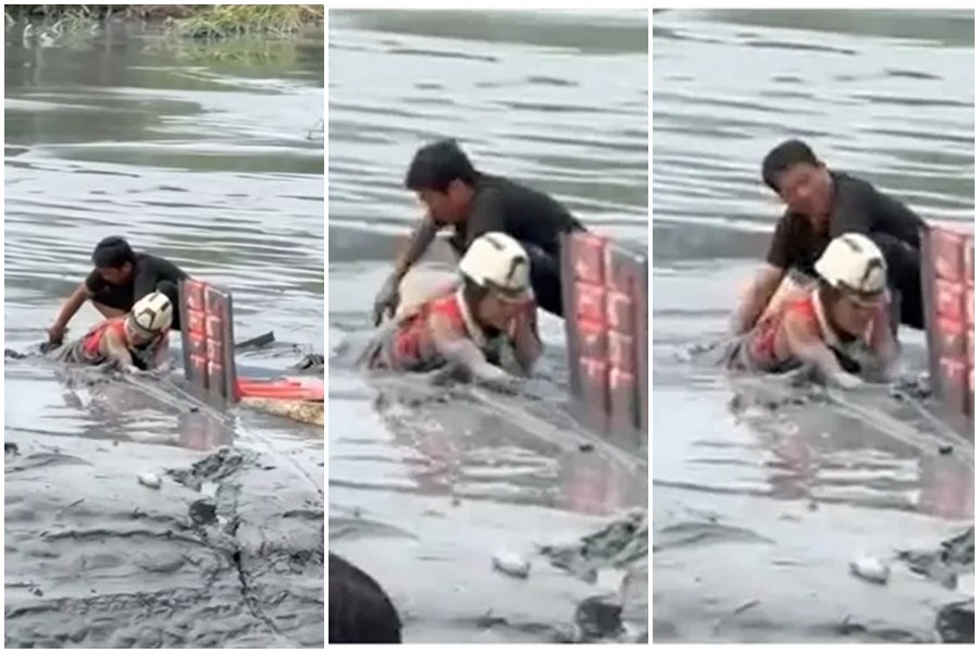 搜救人員救援時突被泥流「吸住」無法動彈，所幸同伴急忙刨開四周淤泥，才讓他順利脫困。（翻攝自徐榛蔚臉書）