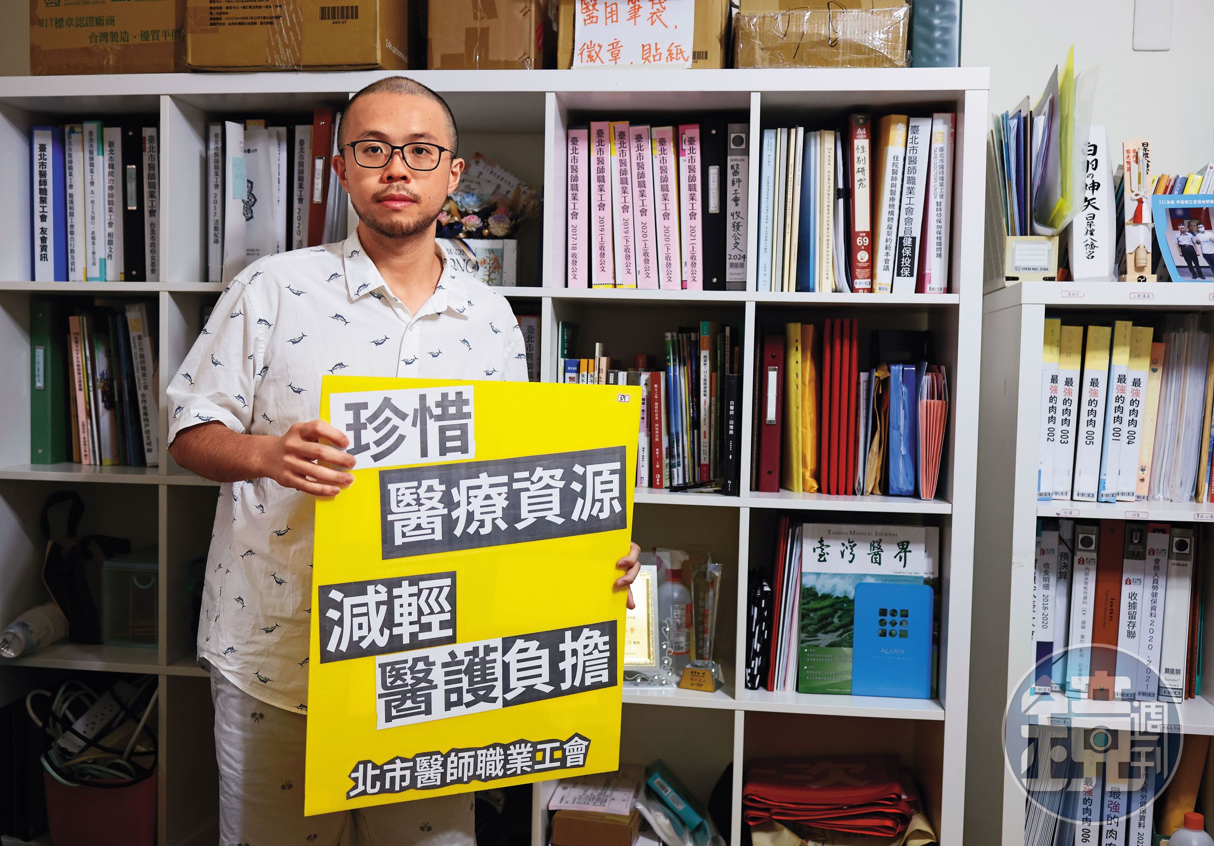 陳亮甫說急診醫護的專長是在鬼門關前搶人,但現在病人進不了病房,急診得分擔大量能量做病房照顧。