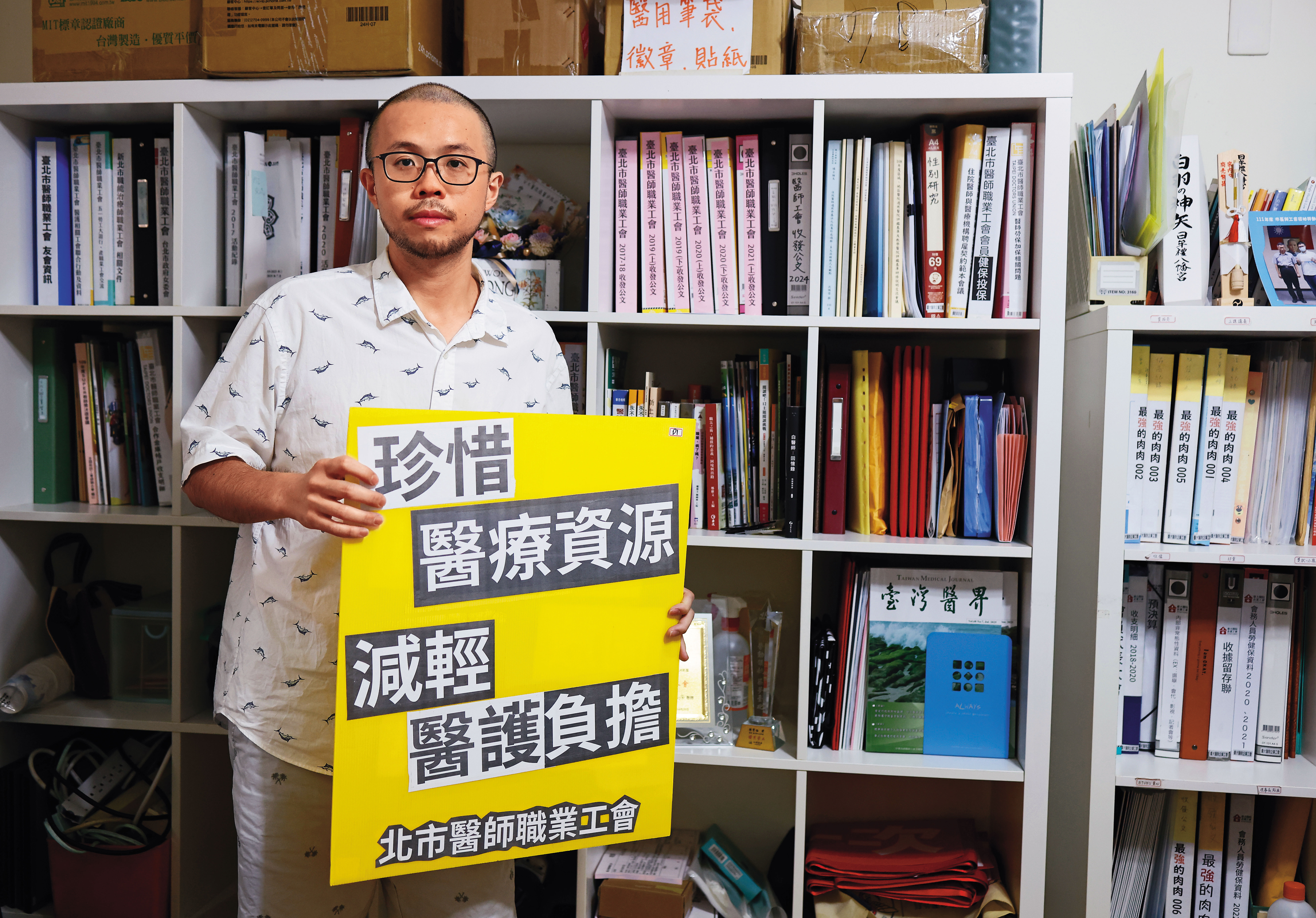 陳亮甫說急診醫護的專長是在鬼門關前搶人，但現在病人進不了病房，急診得分擔大量能量做病房照顧。
