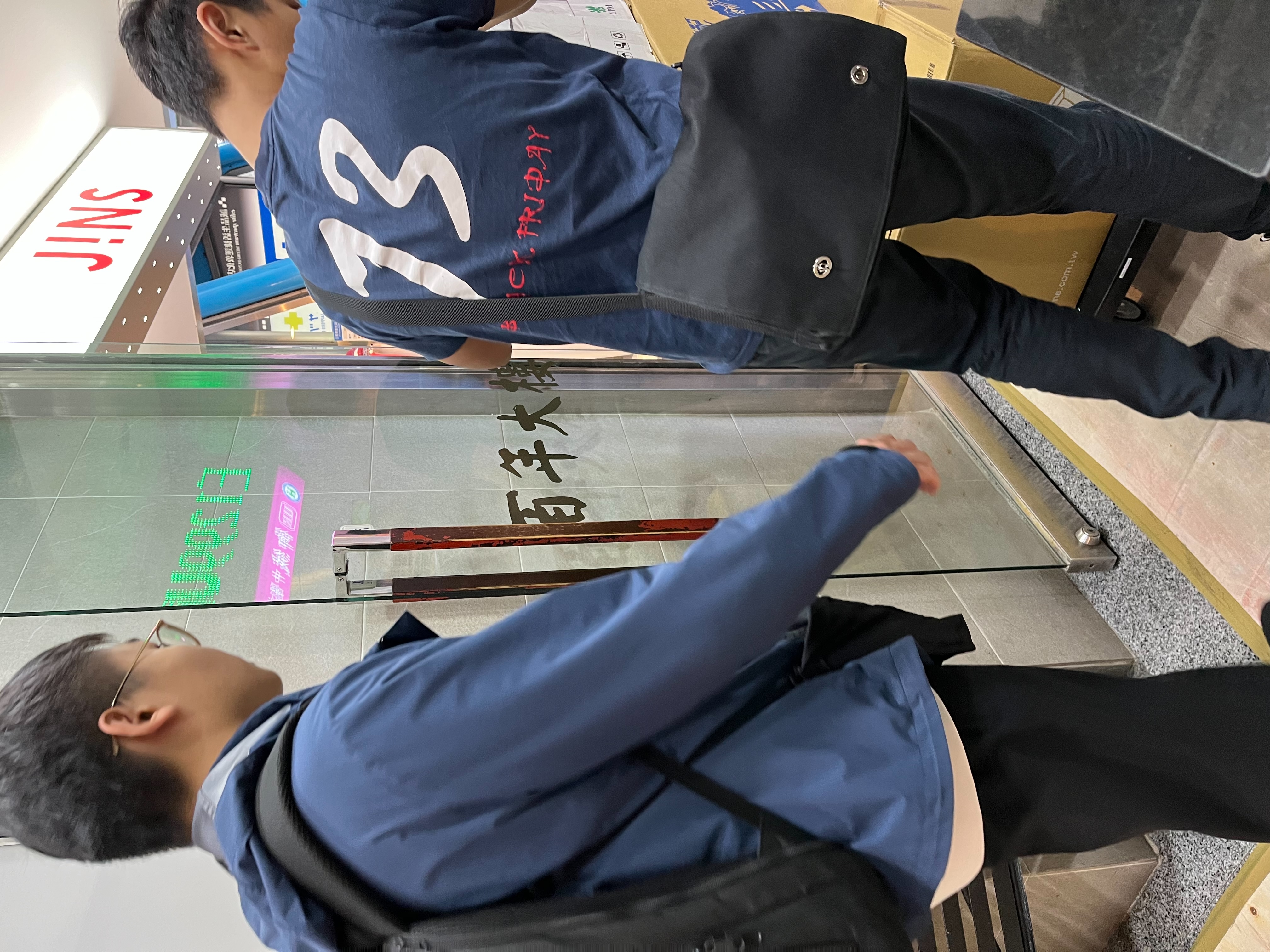  專案小組搜出詐團一箱箱資料、證據。（讀者提供）