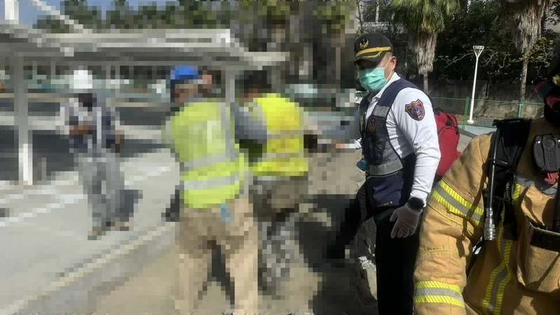 位於高雄前鎮的好市多工地，今日上午傳工人身體不適，警消到場將2人送醫，初步研判疑似地下室通風不良釀禍。（翻攝畫面） 