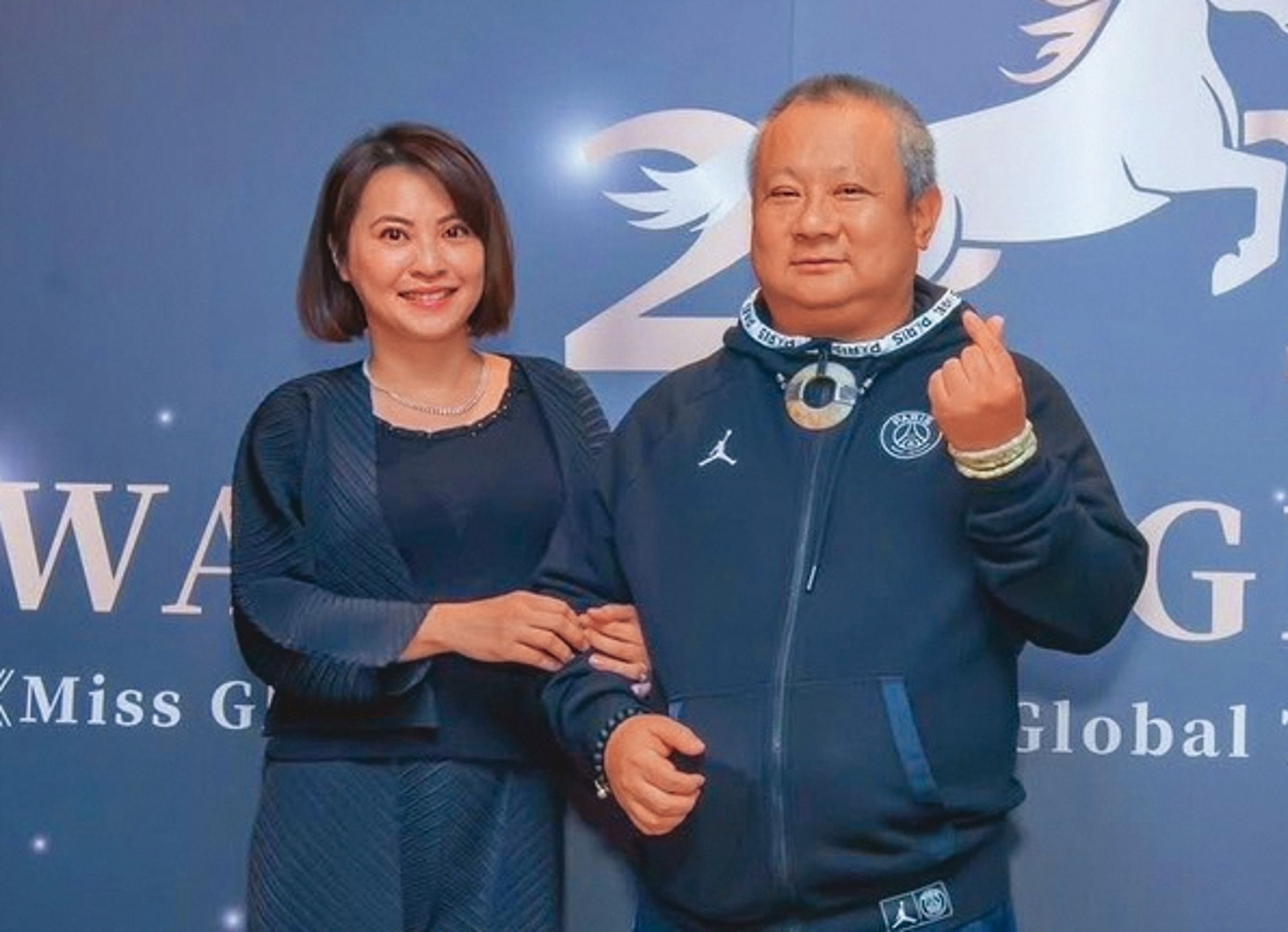 宣昶有(右)曾舉辦選美活動記者會,再婚妻子(左)就挽著他的手現身。