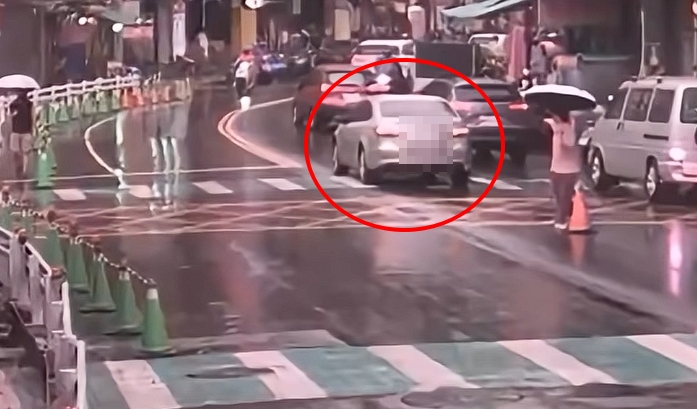 新北板橋近日有一名父親載女兒上學後,車停在路中間昏迷、送醫仍不治身亡。(翻攝畫面)