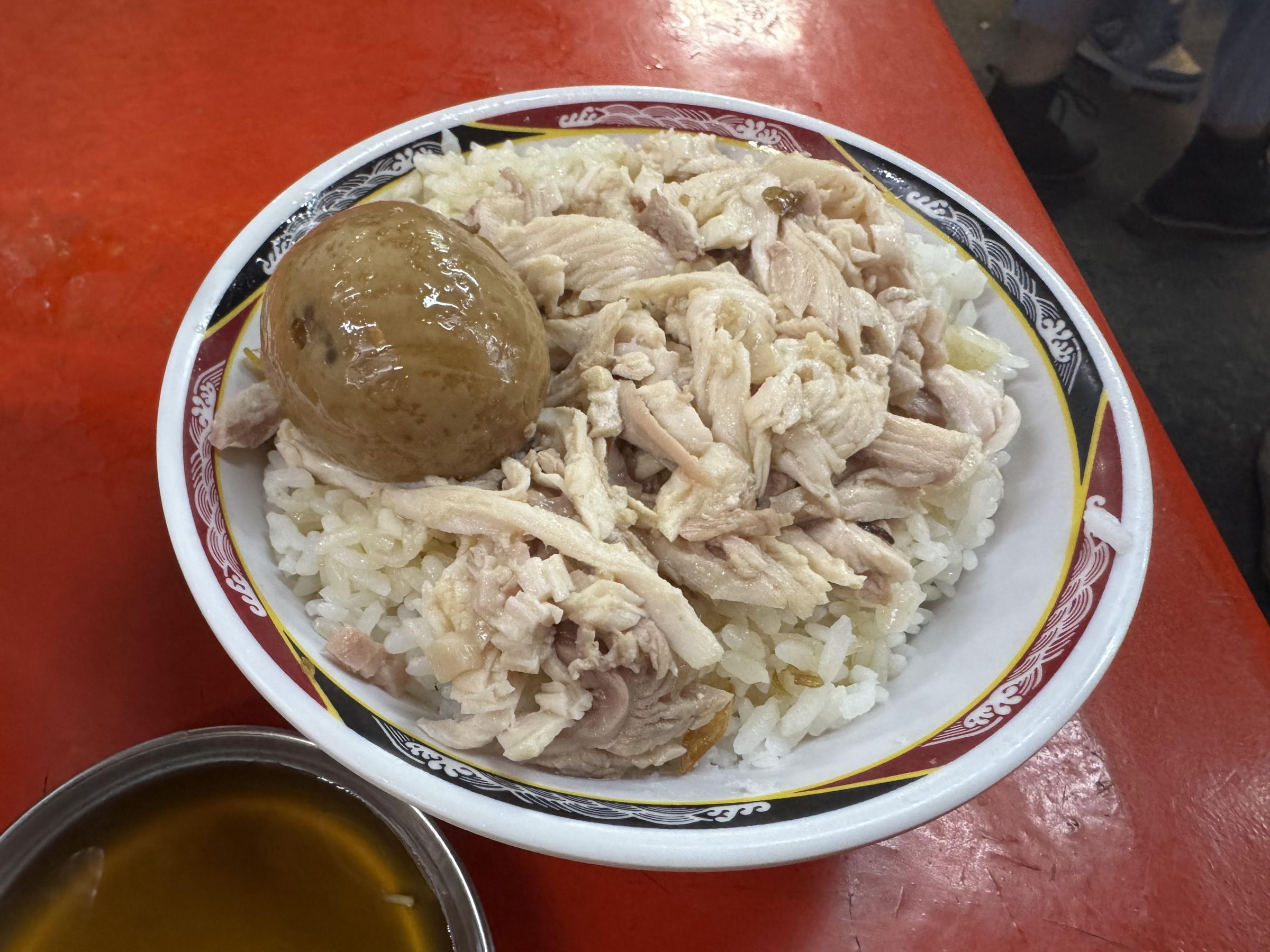 不少網友從沒想過台灣在地美食雞肉飯也算是親子丼的概念。(翻攝X@redhairblog_ken)
