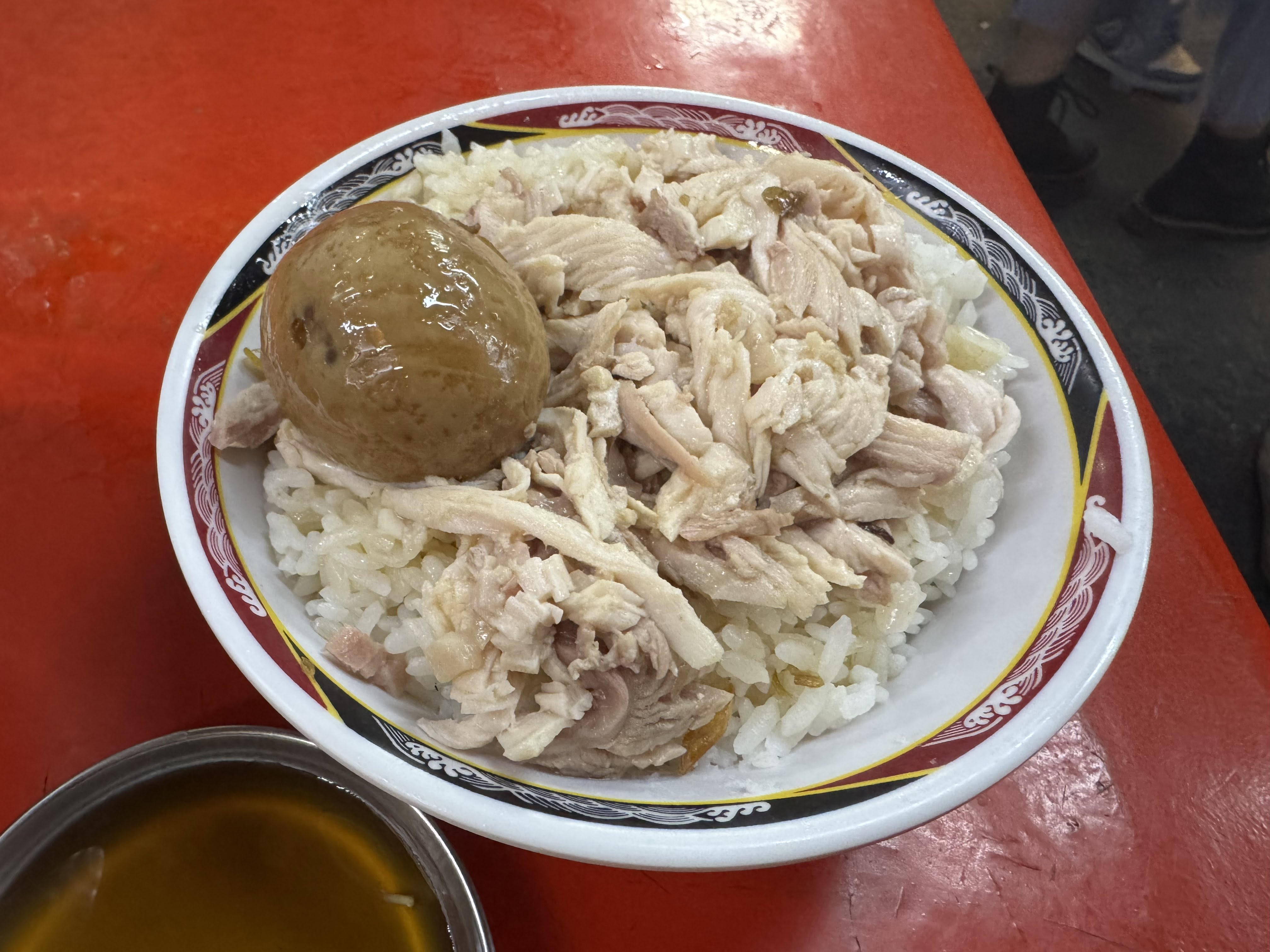 不少網友從沒想過台灣在地美食雞肉飯也算是親子丼的概念。(翻攝X@redhairblog_ken)