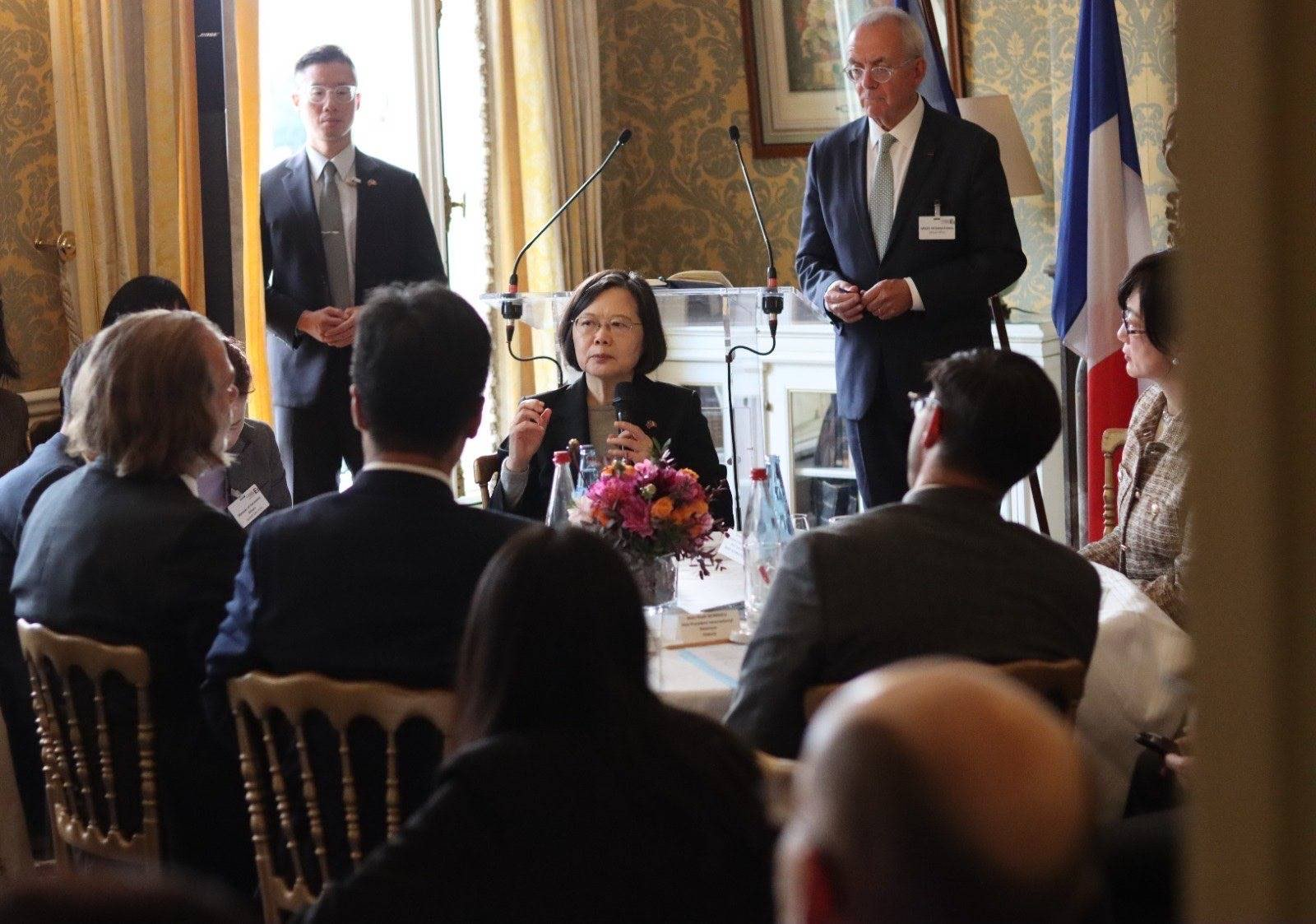 蔡英文出席法國「國際企業行動聯盟」（MEDEF International）所舉辦「台法企業交流會」，演講後與企業代表交換意見。（外交部提供）