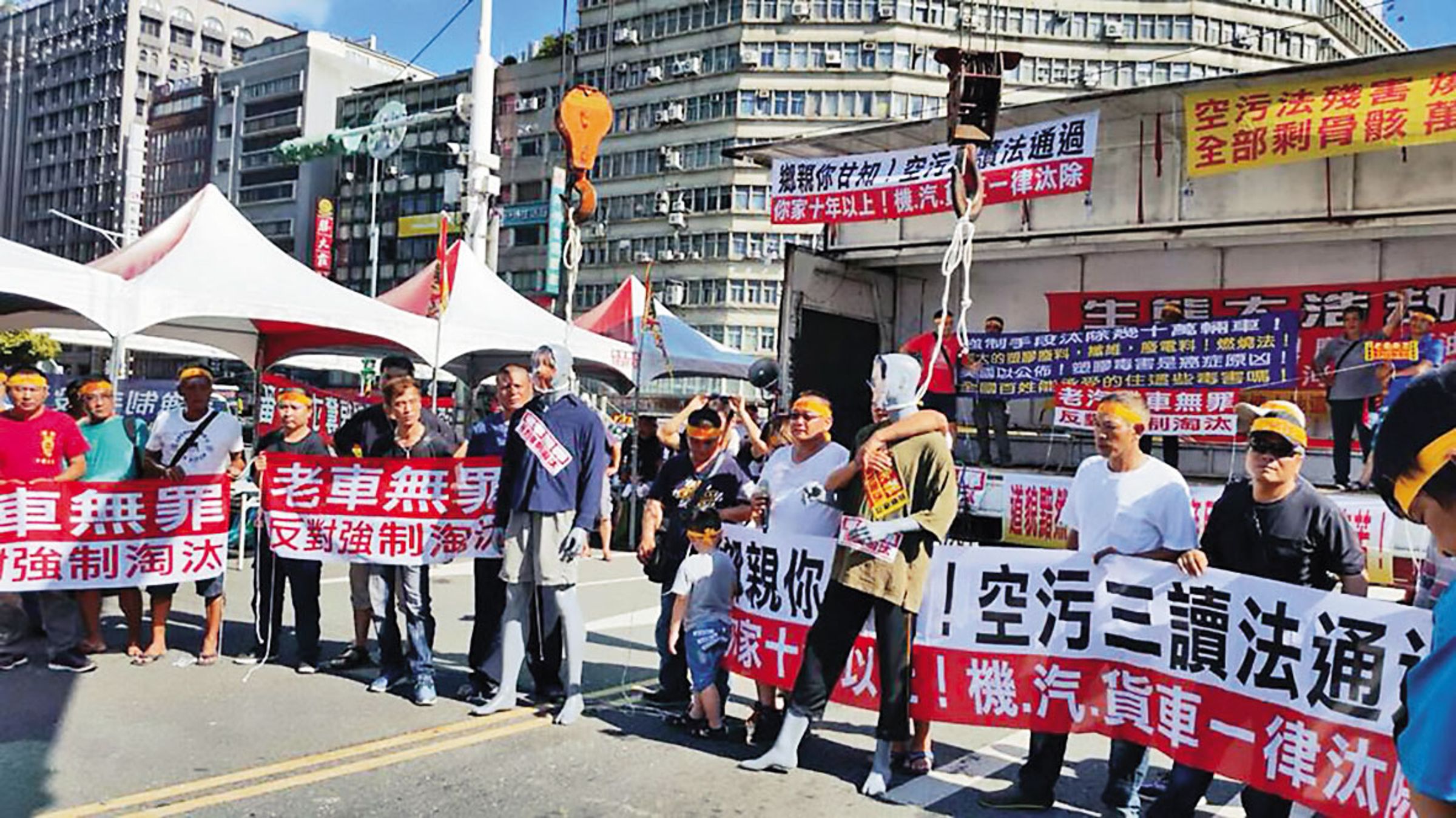 2018年汰換老車政策引發大客車司機上街抗議。(翻攝王惠美臉書)
