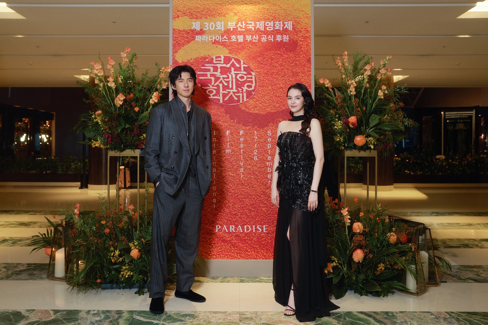 「非常演員」傅孟柏（左）、張榕容（右）在釜山影展亮相。（台北電影節提供）