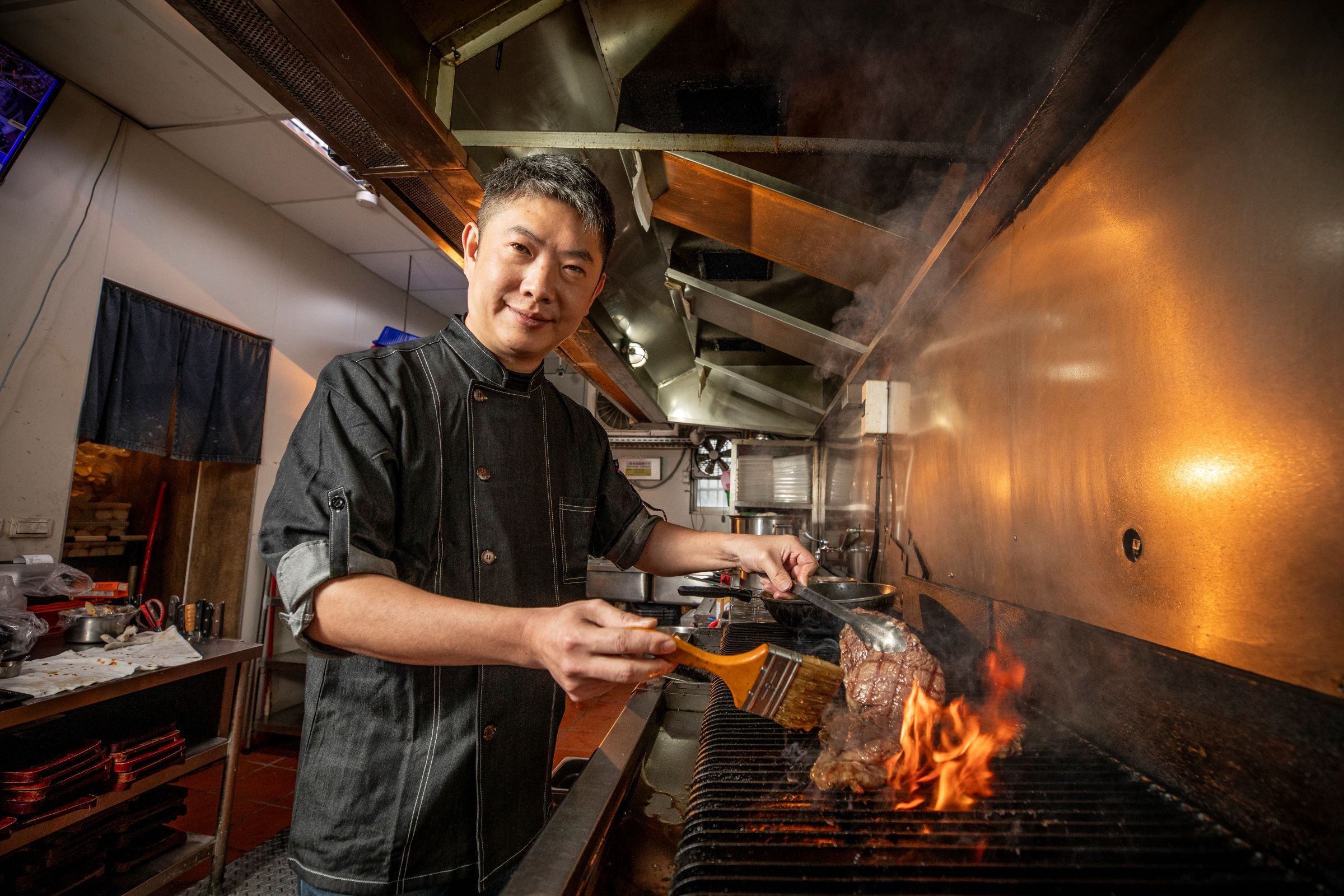 鬥炙原味炙燒牛排老闆詹厚德表示，店內明星人氣牛排即是冷藏熟成牛排，牛肉從原產地紐西蘭全程不冷凍，冷鏈運送期間就開始熟成提升風味。