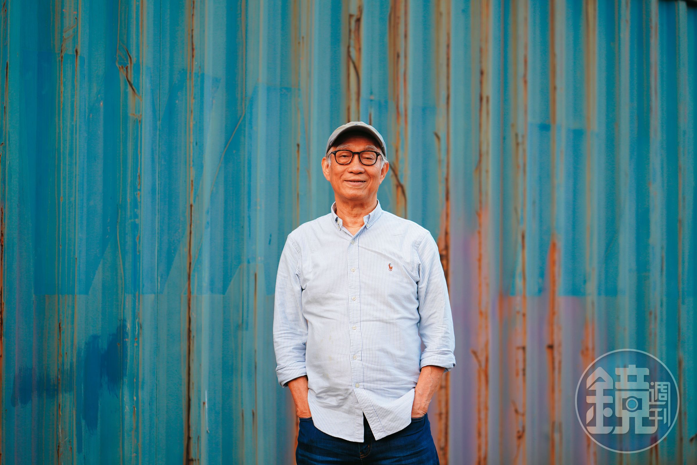 廖慶松總是穿著Polo襯衫、牛仔褲,頭戴鴨舌帽,同樣的衣服有5、6件。